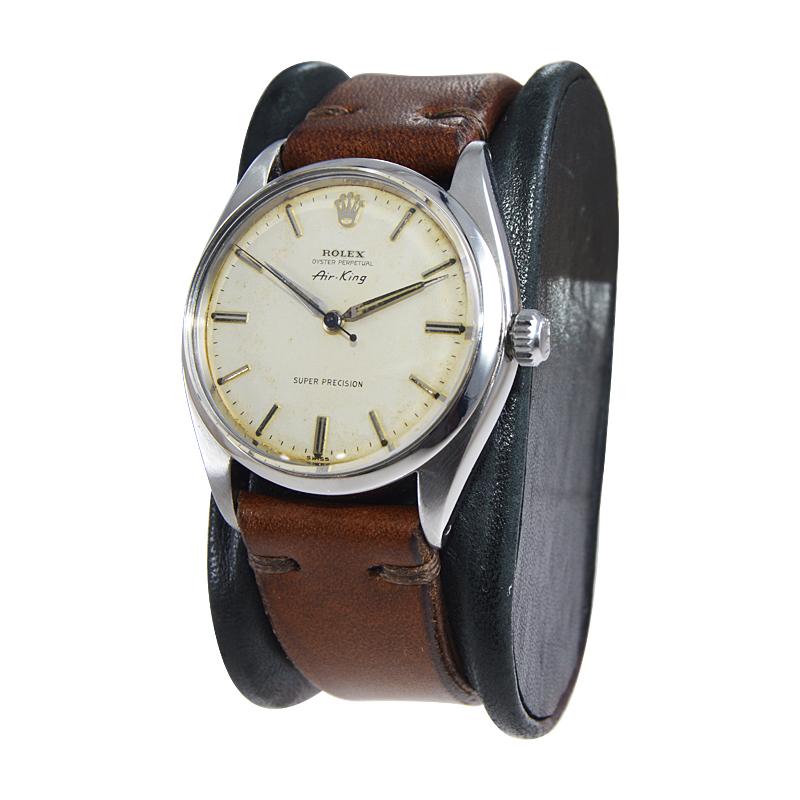 FABRIK / HAUS: Rolex Watch Company
STIL / REFERENZ: Air King / Referenz 5500
METALL / MATERIAL: Rostfreier Stahl 
CIRCA / JAHR: Anfang der 1960er Jahre
ABMESSUNGEN / GRÖSSE: Länge 39mm x Durchmesser 34mm
UHRWERK / KALIBER: Ewiger Aufzug / 25 Jewels