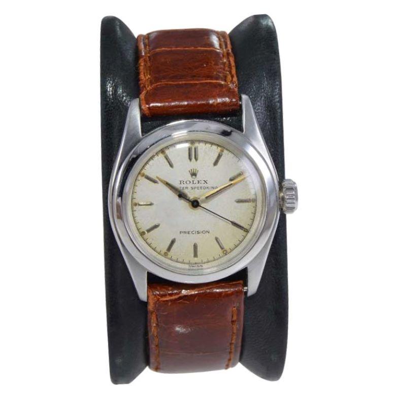 FABRIK / HAUS: Rolex Watch Company
STYLE / REFERENZ: 3/4 Größe Präzision / Oyster Speedking
METALL / MATERIAL: Rostfreier Stahl 
CIRCA: 1953
ABMESSUNGEN: Länge 36mm X Durchmesser 30mm
UHRWERK / KALIBER: Handaufzug / 17 Jewels 
ZIFFERBLATT / ZEIGER: