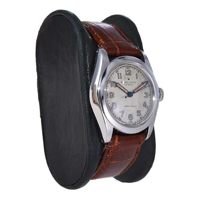 FABRIK / HAUS: Rolex Watch Company
STIL / REFERENZ: Viceroy / Referenz 2280
METALL / MATERIAL: Rostfreier Stahl
CIRCA / JAHR: 1941
ABMESSUNGEN / GRÖSSE: Länge 35mm X Durchmesser 31mm
UHRWERK / KALIBER: Handaufzug / 17 Jewels 
ZIFFERBLATT / ZEIGER: