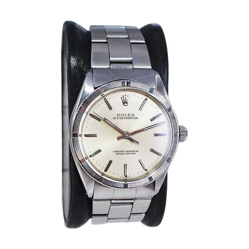 FABRIK / HAUS: Rolex Watch Company
STIL / REFERENZ: Oyster Perpetual / Referenz 1007
METALL / MATERIAL: Rostfreier Stahl
CA. / JAHR: 1967
ABMESSUNGEN / GRÖSSE: Länge 40mm X Durchmesser 34mm
UHRWERK / KALIBER: Ewiger Aufzug / 26 Jewels / Kaliber