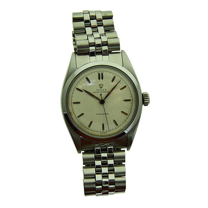 USINE / MAISON : Société des montres Rolex
STYLE / RÉFÉRENCE : Oyster Perpetual / Référence 6298
METAL / MATERIAL : Acier inoxydable
CIRCA / ANNÉE : 1953
DIMENSIONS / TAILLE : Longueur 35mm X Diamètre 44 mm
MOUVEMENT : Remontage perpétuel / 19