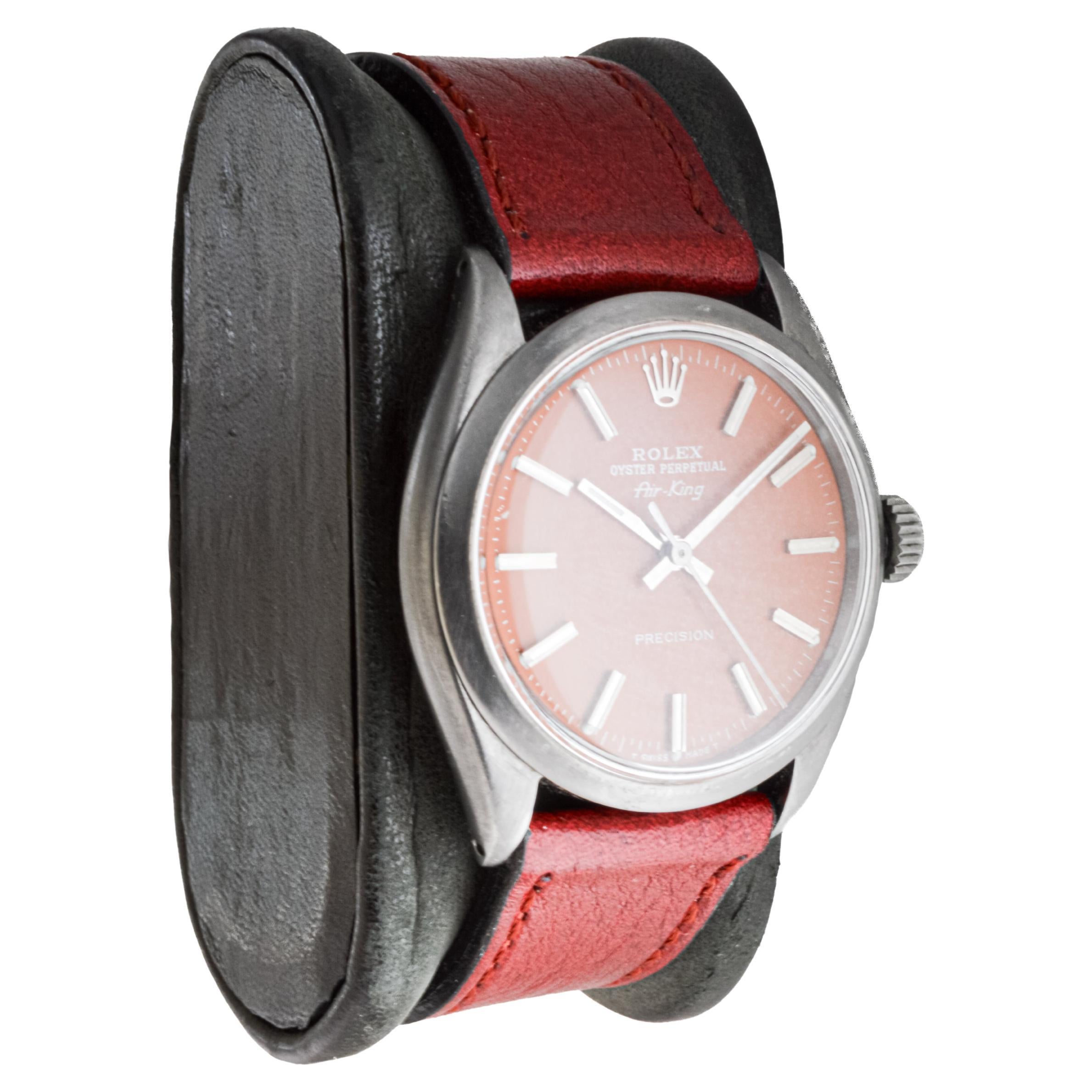 USINE / MAISON : Compagnie des montres Rolex
STYLE / RÉFÉRENCE : Oyster Perpetual / Référence 1002
METAL / MATERIAL : Acier inoxydable
CIRCA / ANNÉE : années 1960
DIMENSIONS / TAILLE : Longueur 39mm x Diamètre 34mm
MOUVEMENT : Remontage perpétuel /