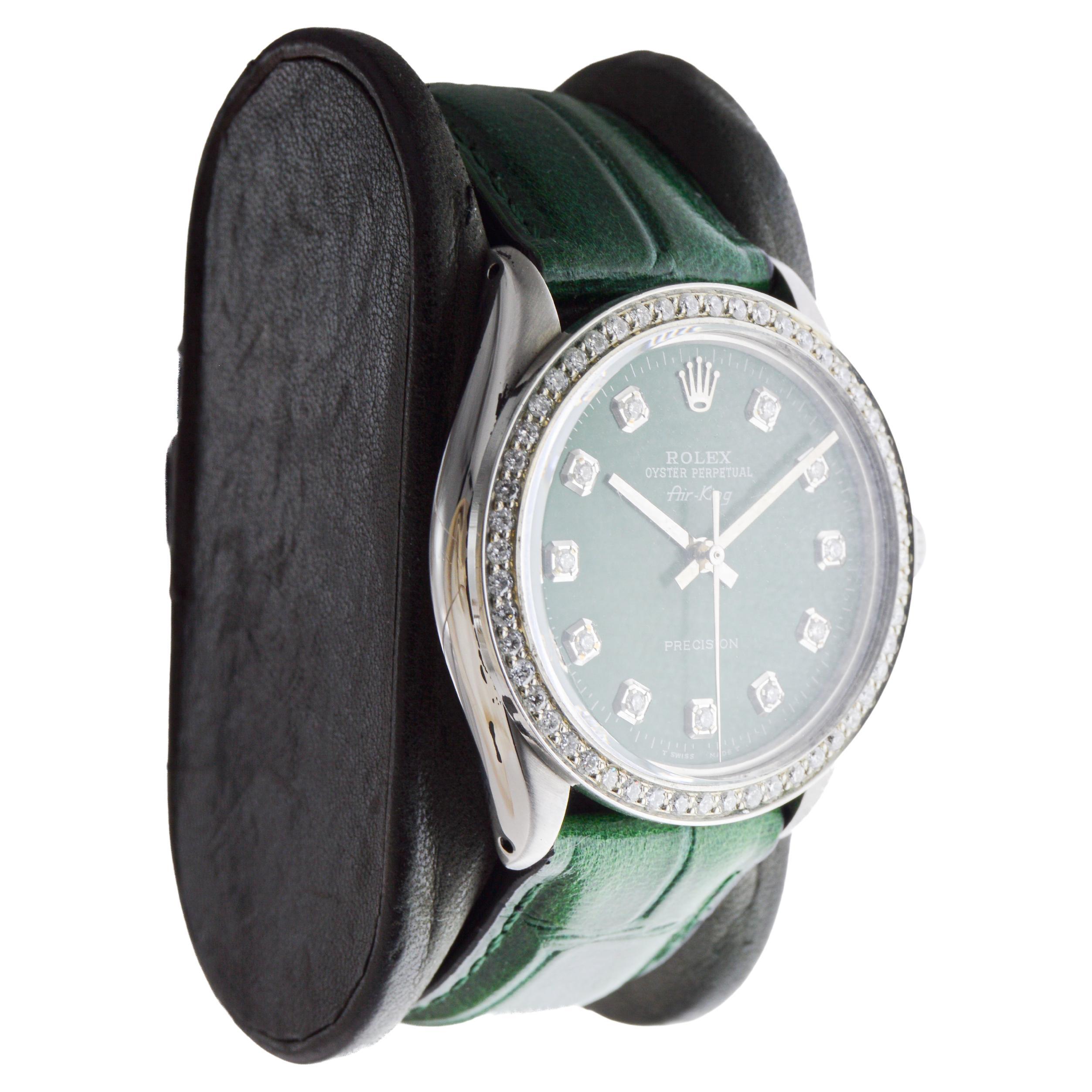 FABBRICA / CASA: Rolex Watch Company
STILE / RIFERIMENTO: Air King / Riferimento 1002
METALLO / MATERIALE: Acciaio inossidabile
CIRCA / ANNO: 1980
DIMENSIONI: Lunghezza 42 mm X Diametro 35 mm
MOVIMENTO / CALIBRO: Carica perpetua / 26 rubini /