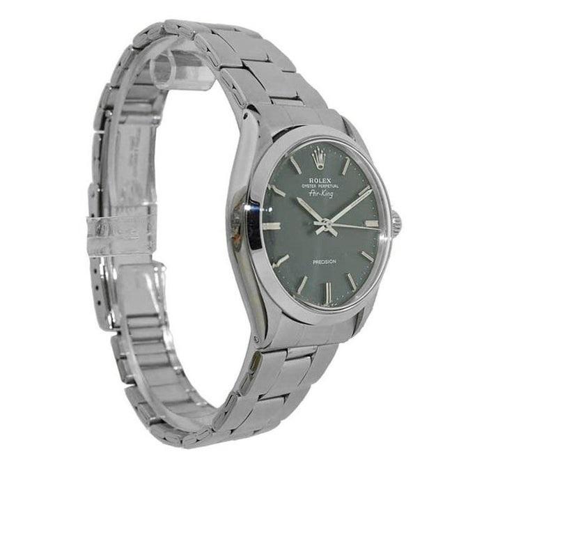 FABRIK / HAUS: Rolex Watch Company
STIL / REFERENZ: Oyster Perpetual / Air King / Referenz 5500
METALL / MATERIAL: Rostfreier Stahl
CIRCA / JAHR: Anfang der 1970er Jahre
ABMESSUNGEN / GRÖSSE: Länge 39mm X Durchmesser 38mm
UHRWERK: Ewiger Aufzug/26