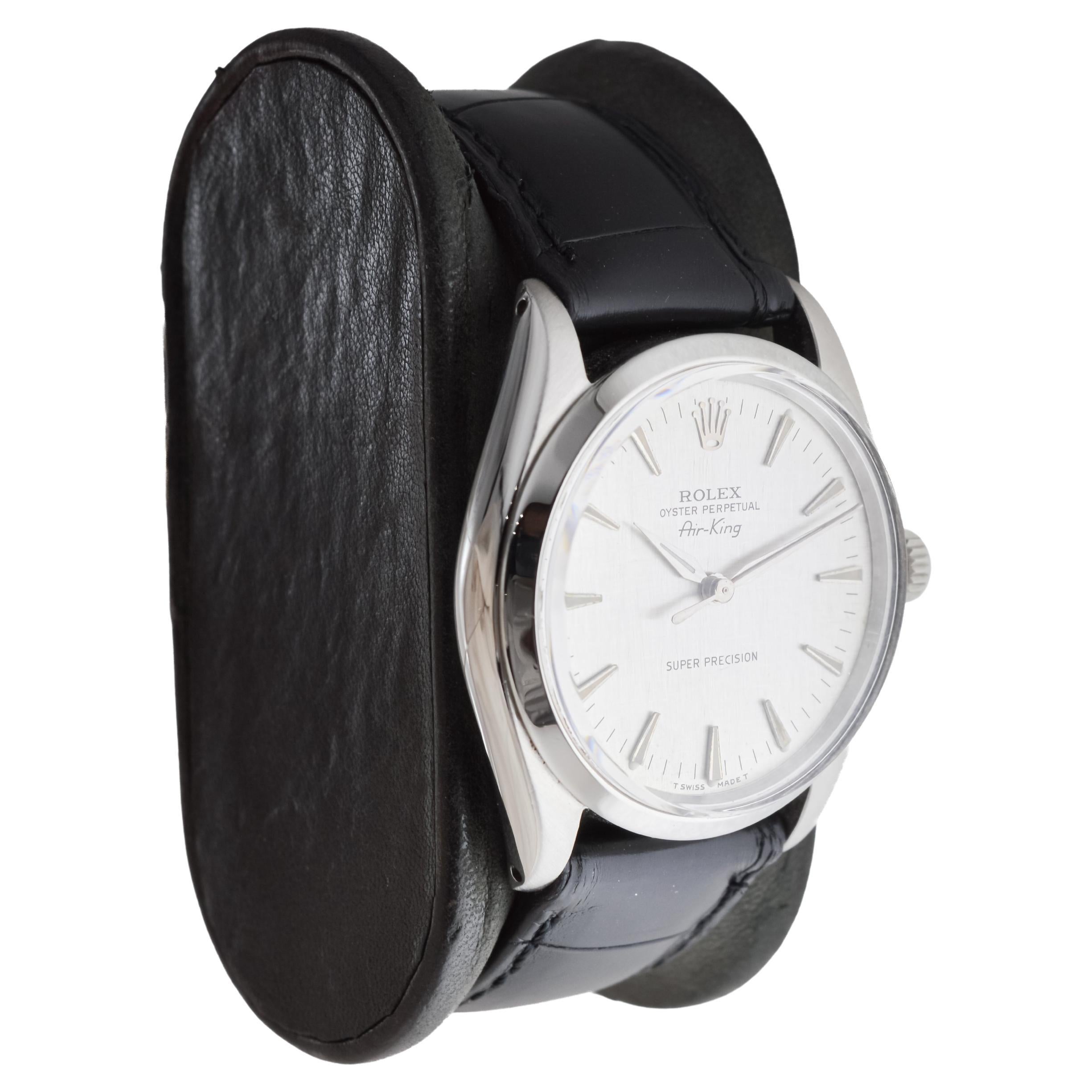 USINE / MAISON : Compagnie des montres Rolex
STYLE / RÉFÉRENCE : Air King / Référence 5500-1002
METAL / MATERIAL : Acier inoxydable
CIRCA / ANNÉE : 1964
DIMENSIONS / TAILLE : Longueur 39mm X Diamètre 35mm
MOUVEMENT / CALIBRE : Remontage perpétuel /