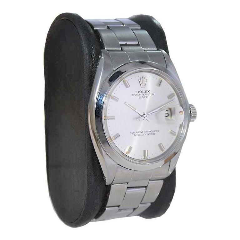 FABRIK / HAUS: Rolex Watch Company
STIL / REFERENZ: Oyster Perpetual Date / Referenz 1500
METALL / MATERIAL: Rostfreier Stahl
CIRCA / JAHR: 1960er Jahre
ABMESSUNGEN / GRÖSSE: Länge 41mm X Durchmesser 34mm
UHRWERK / KALIBER: Ewiger Aufzug / 26 Jewels