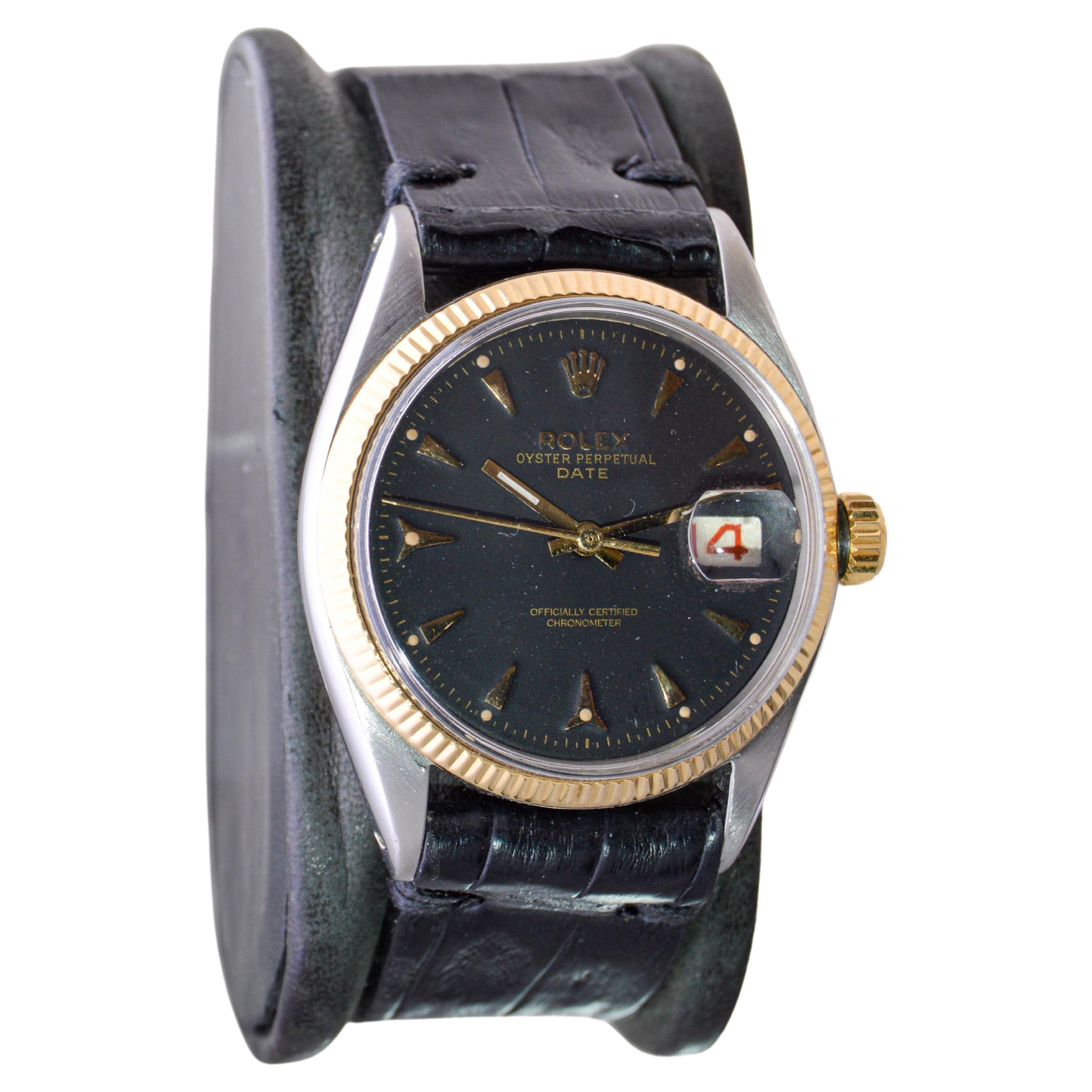 FABRIK / HAUS: Rolex Watch Company
STIL / REFERENZ: Oyster Perpetual Date / Referenz 6532
METALL / MATERIAL: Rostfreier Stahl und 14Kt Gold
CA. / JAHR: 1953 / 54
ABMESSUNGEN / GRÖSSE: Länge 42mm x Durchmesser 35mm
UHRWERK / KALIBER: Ewiger Aufzug /