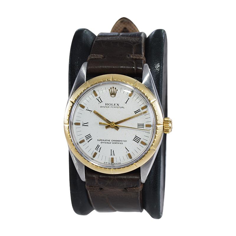 FÁBRICA / CASA: Rolex Watch Company
ESTILO / REFERENCIA: Ostra Perpetua  / Referencia 7008
METAL / MATERIAL: Acero inoxidable y 14Kt. Oro  
CIRCA / AÑO: Mediados de los 60
DIMENSIONES / TAMAÑO: Longitud 41mm x Diámetro 34mm
MOVIMIENTO / CALIBRE: