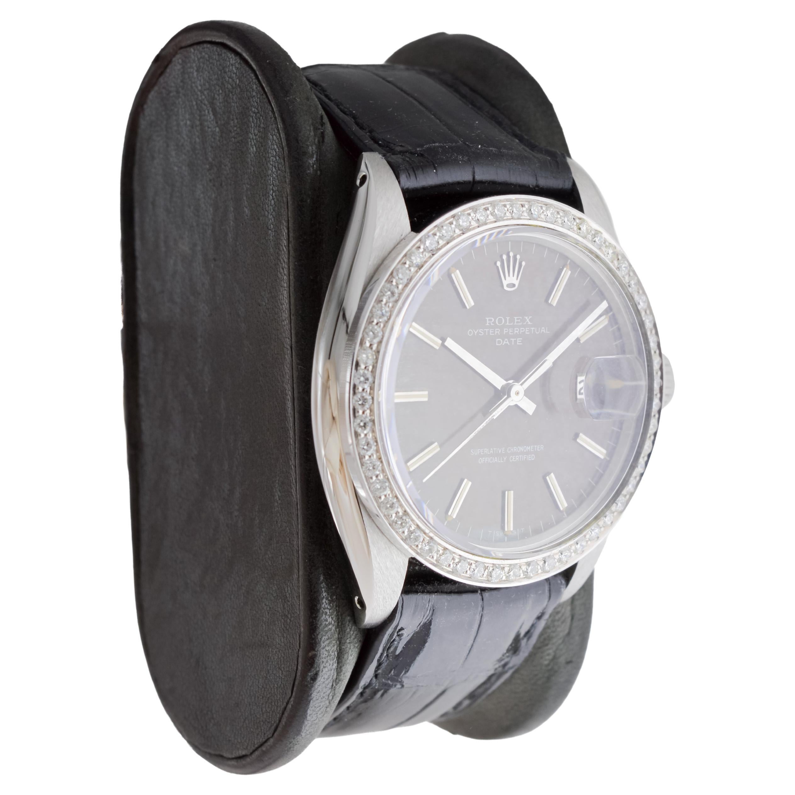 FABBRICA / CASA: Rolex Watch Company
STILE / RIFERIMENTO: Oyster Perpetual Date / Referenza 1500
METALLO / MATERIALE: Acciaio inossidabile / Lunetta con diamanti personalizzata
CIRCA / ANNO: 1960
DIMENSIONI: Lunghezza 42 mm X Diametro 35