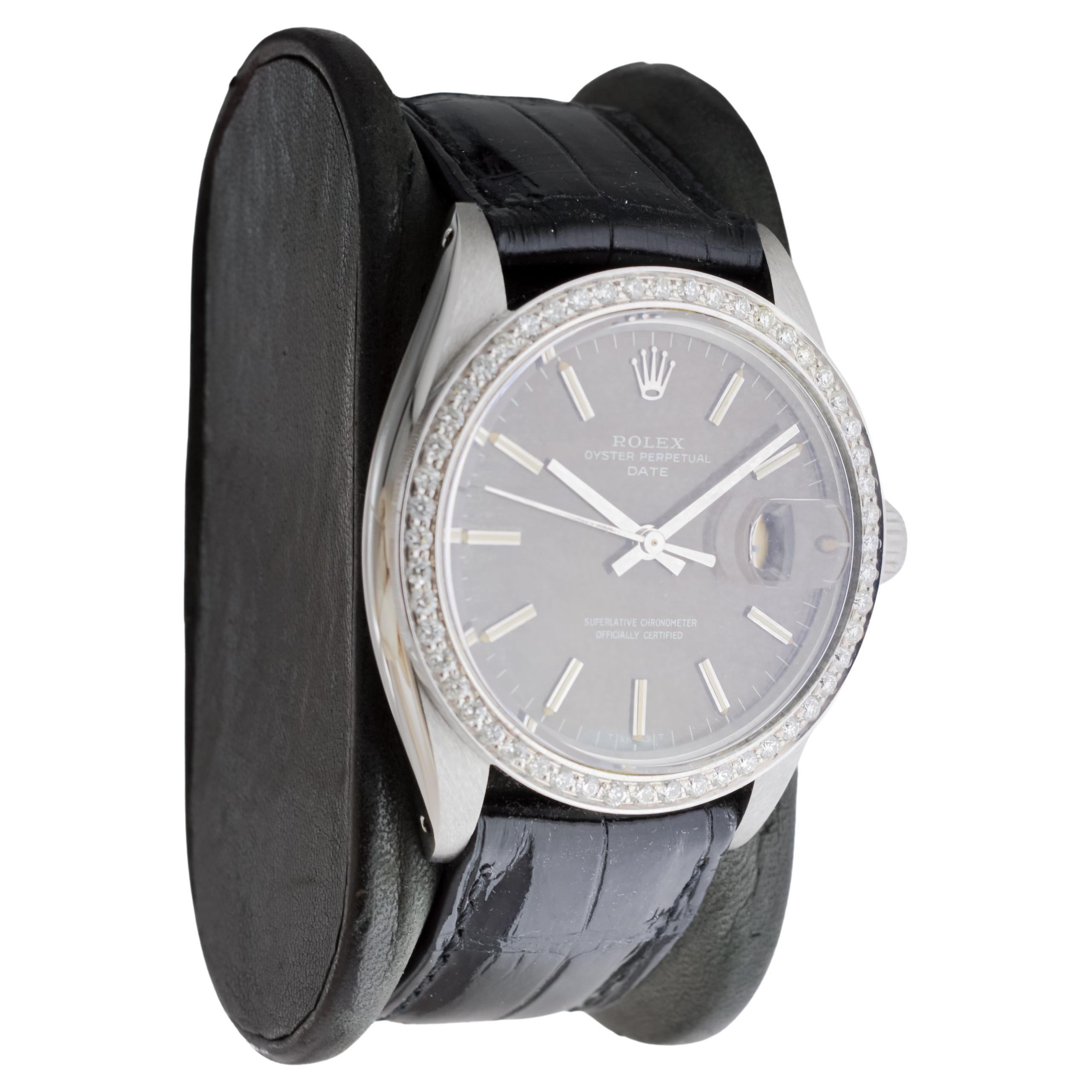 Moderno Rolex modello data in acciaio con raro quadrante nero, anni '60 circa, con ghiera personalizzata in vendita