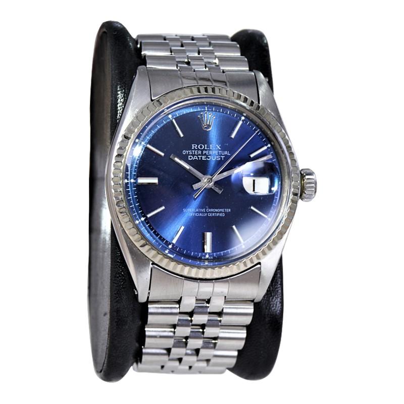 FABRIK / HAUS: Rolex Watch Company
STIL / REFERENZ: Datejust / Referenz 1601
METALL / MATERIAL: Edelstahl / Lünette aus massivem Gold 
CIRCA / JAHR: Anfang der 1970er Jahre
ABMESSUNGEN / GRÖSSE: Länge 43mm x Durchmesser 35mm
UHRWERK / KALIBER: