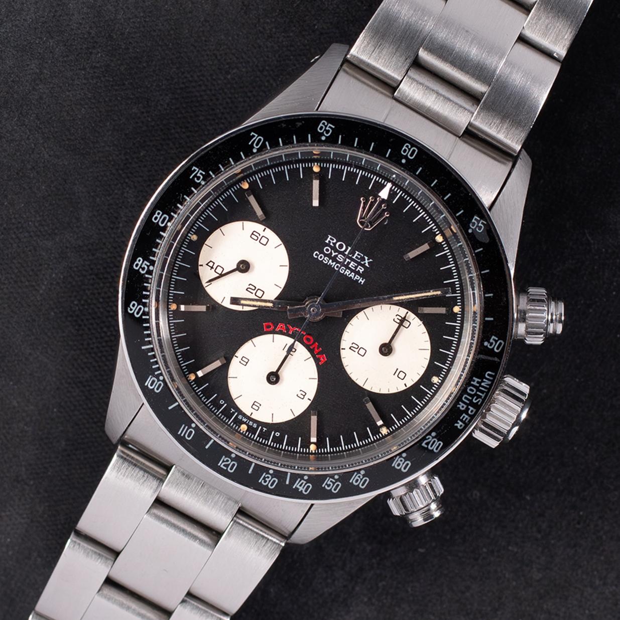 Marca: Rolex Vintage
Model No: 6263
Año: 1974
Número de serie: 41xxxxx
Referencia: OT1837

Caja: Presenta signos de desgaste con un ligero pulido anterior; el interior de la caja lleva el sello 6263 C.R.S.

Esfera: Esfera Sigma Negra Grande Roja en