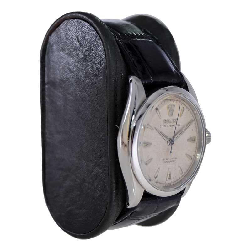 FÁBRICA / CASA: Rolex Watch Company
ESTILO / REFERENCIA: Oyster Perpetual / Referencia 6285
METAL / MATERIAL: Acero inoxidable 
CIRCA / AÑO: 1951
DIMENSIONES / TAMAÑO: Longitud 34mm X Diámetro 40mm
MOVIMIENTO / CALIBRE: cuerda perpetua / 18 joyas /
