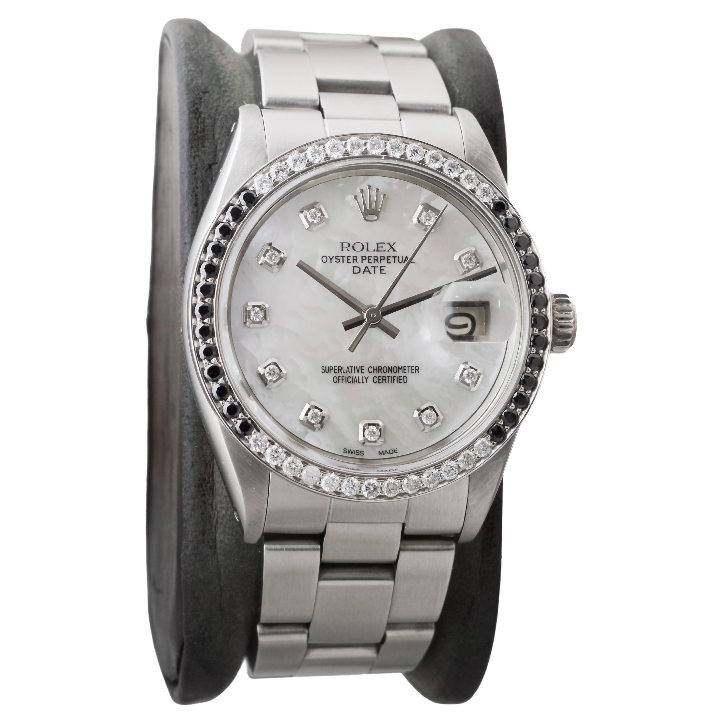 FABRIK / HAUS: Rolex Watch Company
STIL / REFERENZ: Oyster Perpetual Date / Referenz 1500
METALL / MATERIAL: Rostfreier Stahl
CIRCA / JAHR: 1970er Jahre
ABMESSUNGEN / GRÖSSE: Länge 42mm X Durchmesser 35mm
UHRWERK / KALIBER: Ewiger Aufzug / 26 Jewels