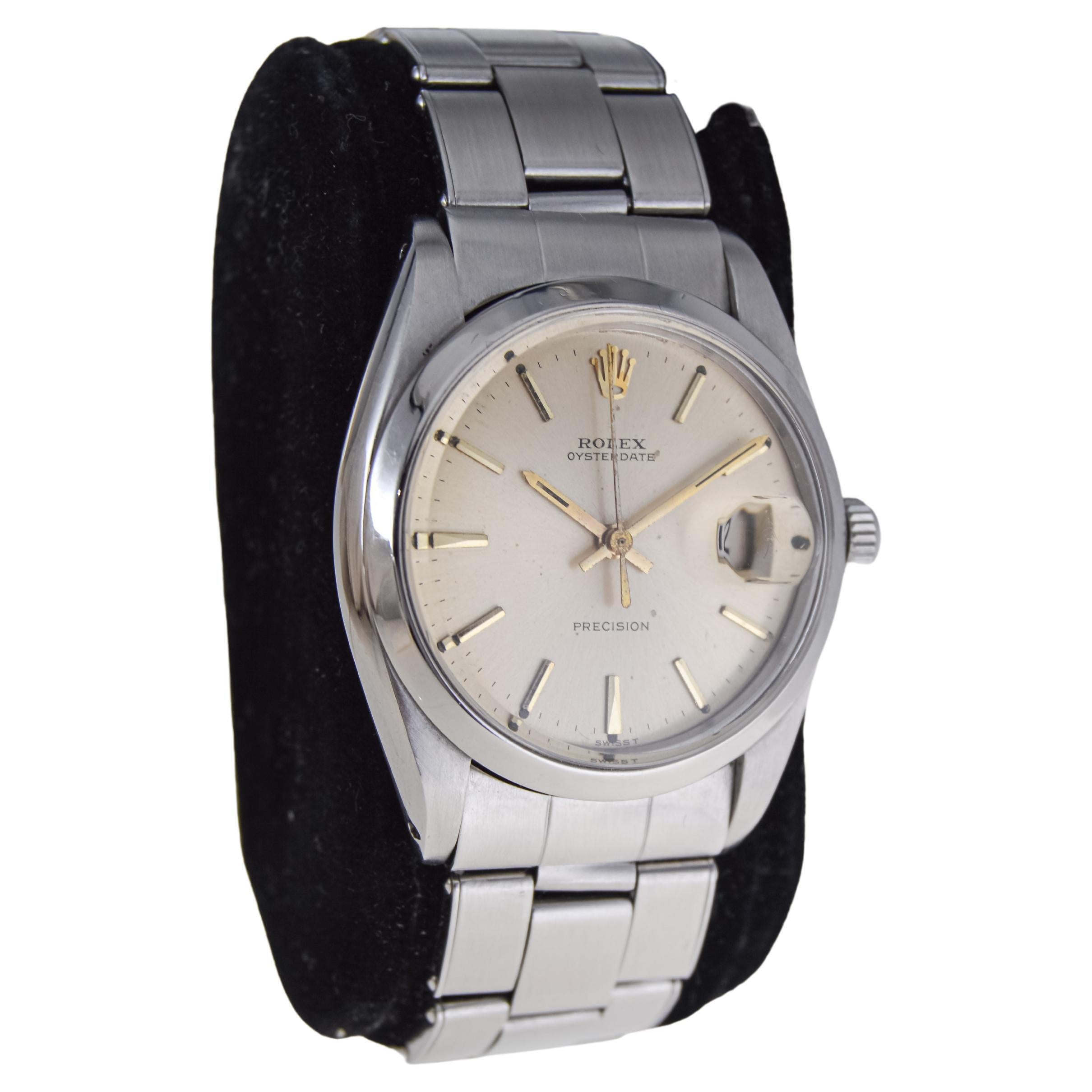 FABRIK / HAUS: Rolex Watch Company
STIL / REFERENZ: Auster Datum
METALL / MATERIAL: Rostfreier Stahl
CIRCA / JAHR: 1966
ABMESSUNGEN / GRÖSSE: Länge 42mm X Durchmesser 35mm
UHRWERK / KALIBER: Handaufzug / 17 Jewels / Kaliber
ZIFFERBLATT / ZEIGER: