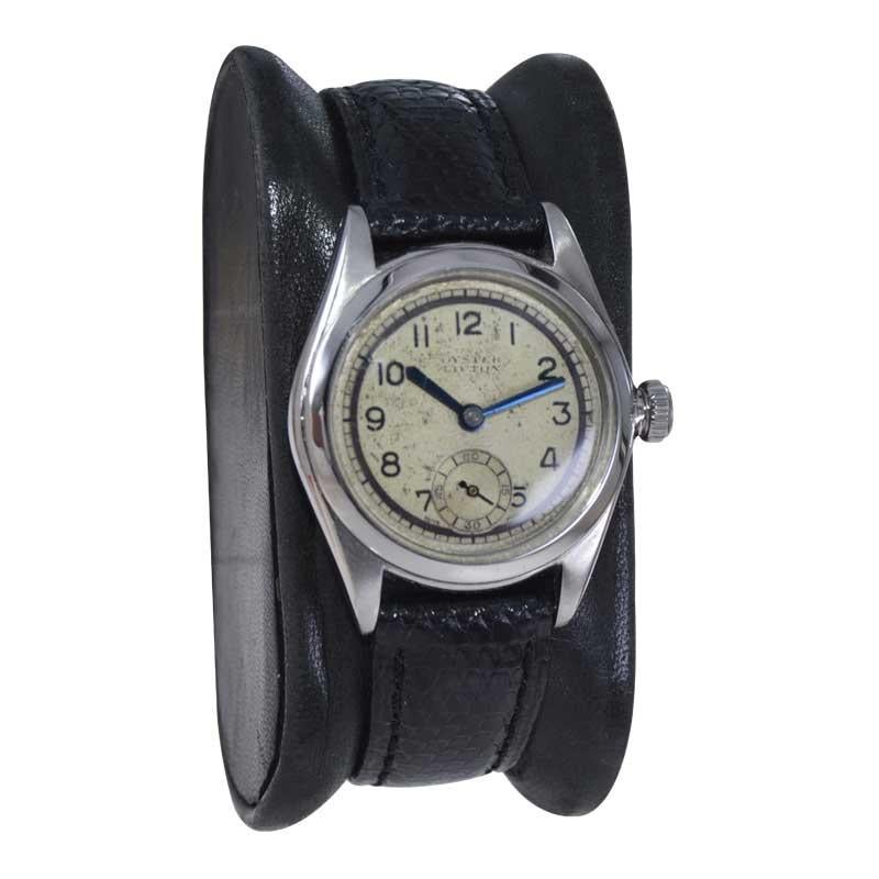 USINE / MAISON : Compagnie des montres Rolex
STYLE / RÉFÉRENCE : Rond / Lipton
MÉTAL / MATÉRIAU : Acier inoxydable
ENVIRON / ANNÉE : 1944
DIMENSIONS / TAILLE : Longueur 36mm x Diamètre 29mm
MOUVEMENT / CALIBRE : Remontage manuel / 17 Joyaux /