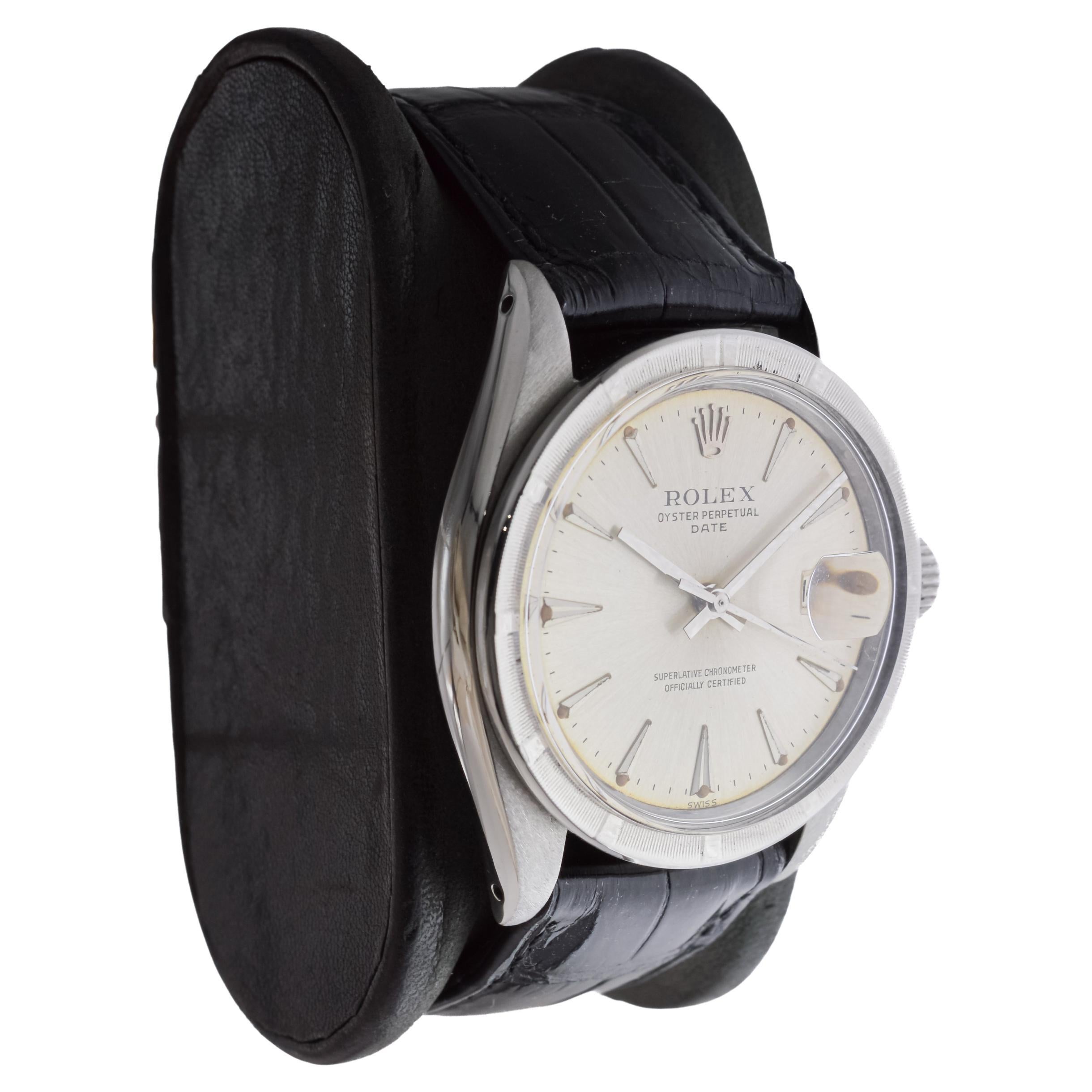 FÁBRICA / CASA: Rolex Watch Company
ESTILO / REFERENCIA: Oyster Perpetual Date / Referencia 1501
METAL / MATERIAL: Acero inoxidable
CIRCA / AÑO: 1962
DIMENSIONES / TAMAÑO: Longitud 41mm X Diámetro 35mm
MOVIMIENTO / CALIBRE: cuerda perpetua / 26