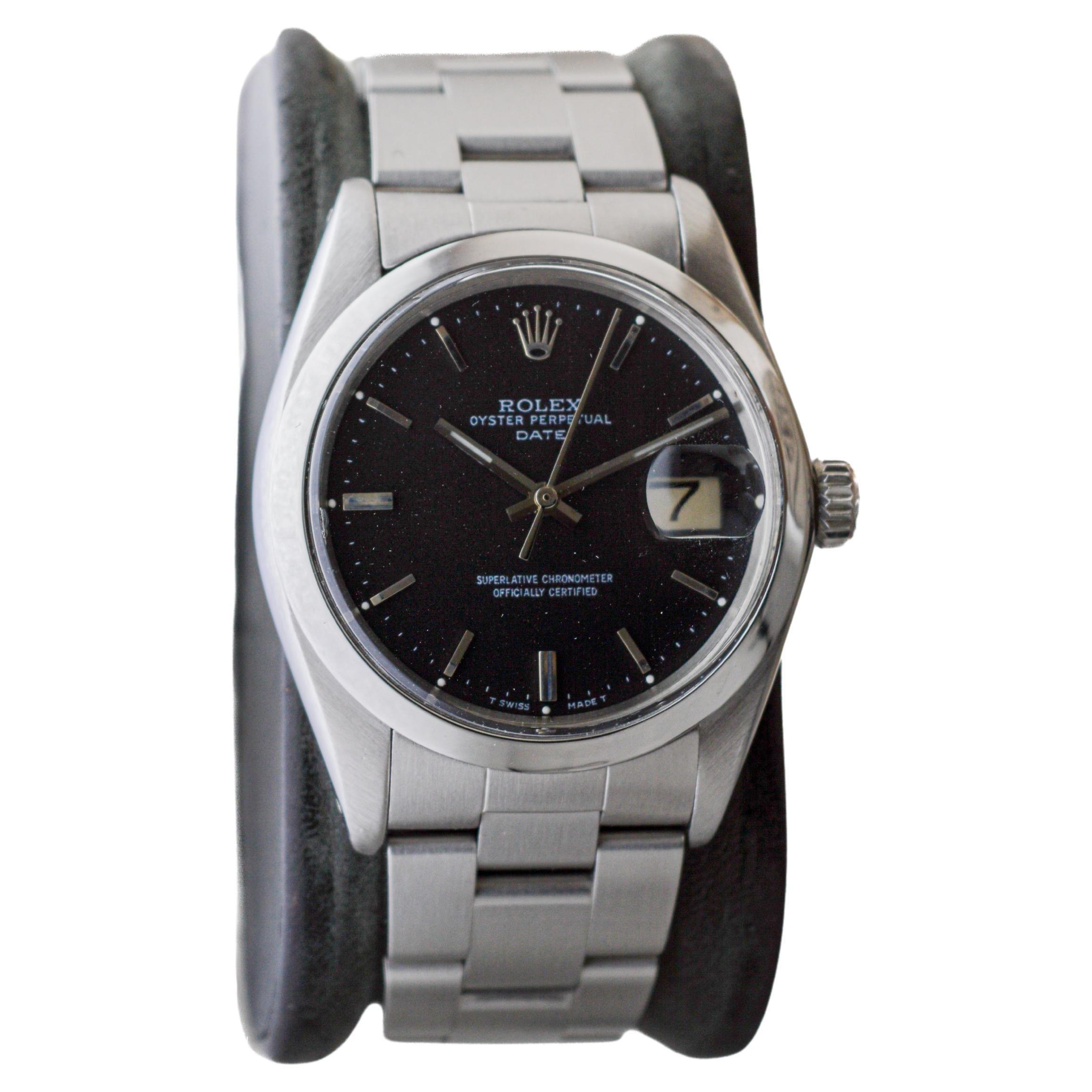 FABRIK / HAUS: Rolex Watch Company
STIL / REFERENZ: Oyster Perpetual Date / Referenz 1500
METALL / MATERIAL: Rostfreier Stahl
CIRCA / JAHR: 1970er Jahre
ABMESSUNGEN / GRÖSSE: Länge 43mm X Durchmesser 35mm
UHRWERK / KALIBER: Ewiger Aufzug / 26 Jewels