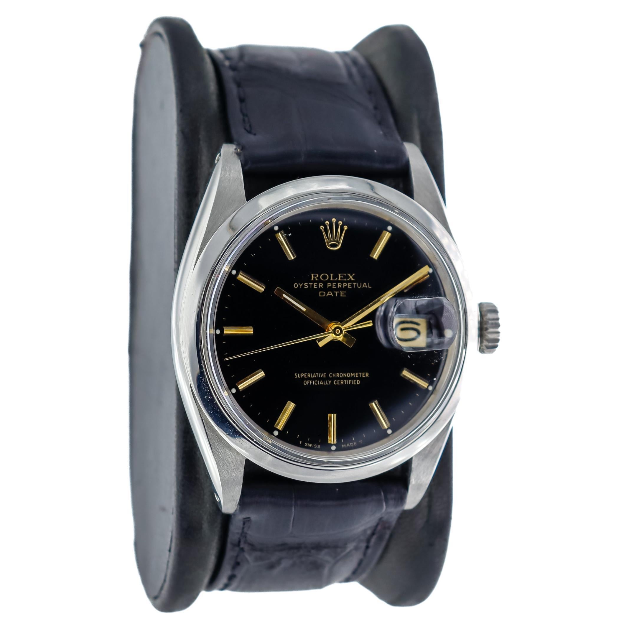 FABRIK / HAUS: Rolex Watch Company
STIL / REFERENZ: Oyster Perpetual Date / Referenz 1500
METALL / MATERIAL: Rostfreier Stahl
CIRCA / JAHR: 1971
ABMESSUNGEN / GRÖSSE:  Länge 41mm X Durchmesser 35mm
UHRWERK / KALIBER: Ewiger Aufzug / 26 Jewels /