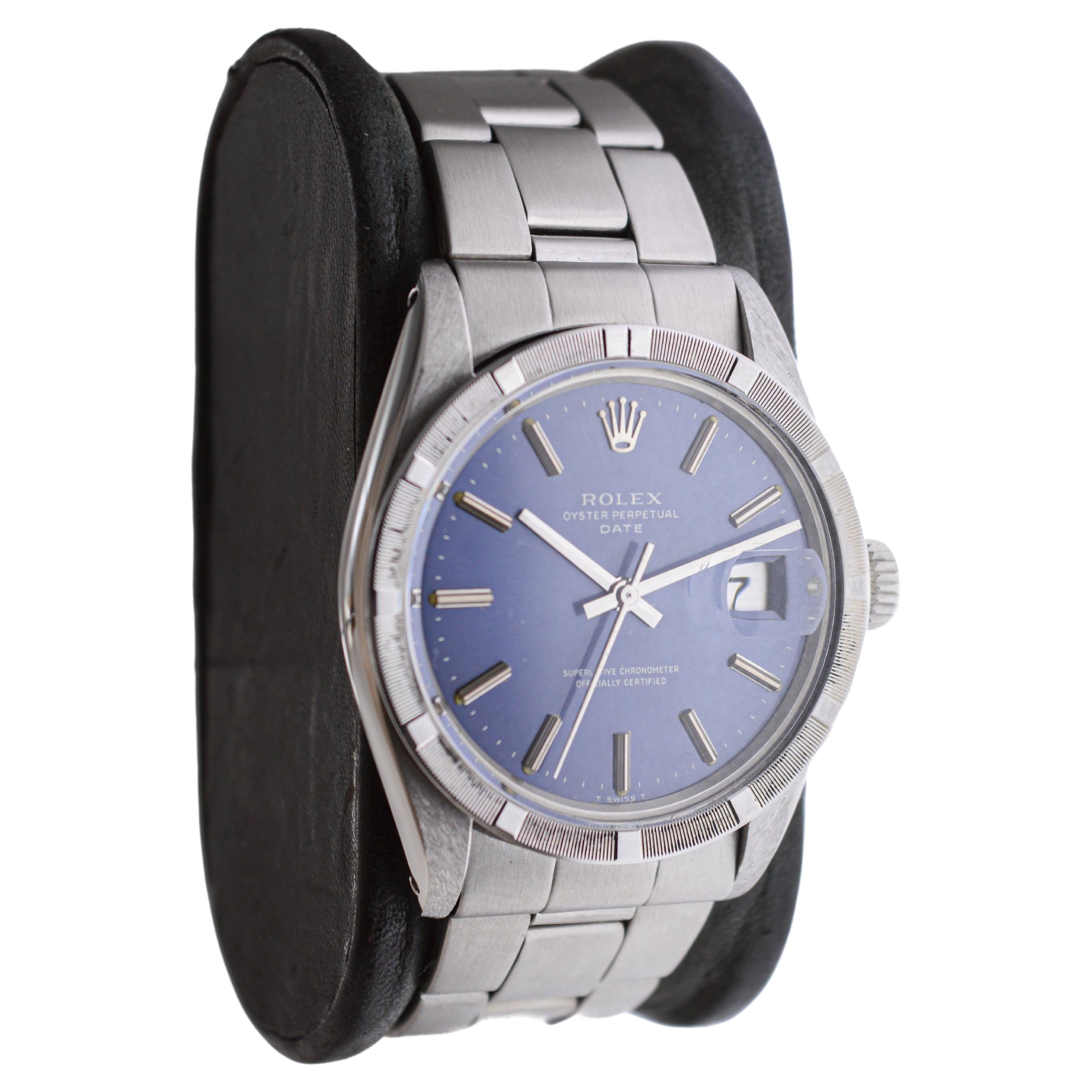 FABRIK / HAUS: Rolex Watch Company
STIL / REFERENZ: Oyster Perpetual Date / Referenz 1501
METALL / MATERIAL: Rostfreier Stahl
CIRCA / JAHR: 1970er Jahre
ABMESSUNGEN / GRÖSSE: Länge 42mm x Durchmesser 34mm
UHRWERK / KALIBER: Ewiger Aufzug / 26 Jewels