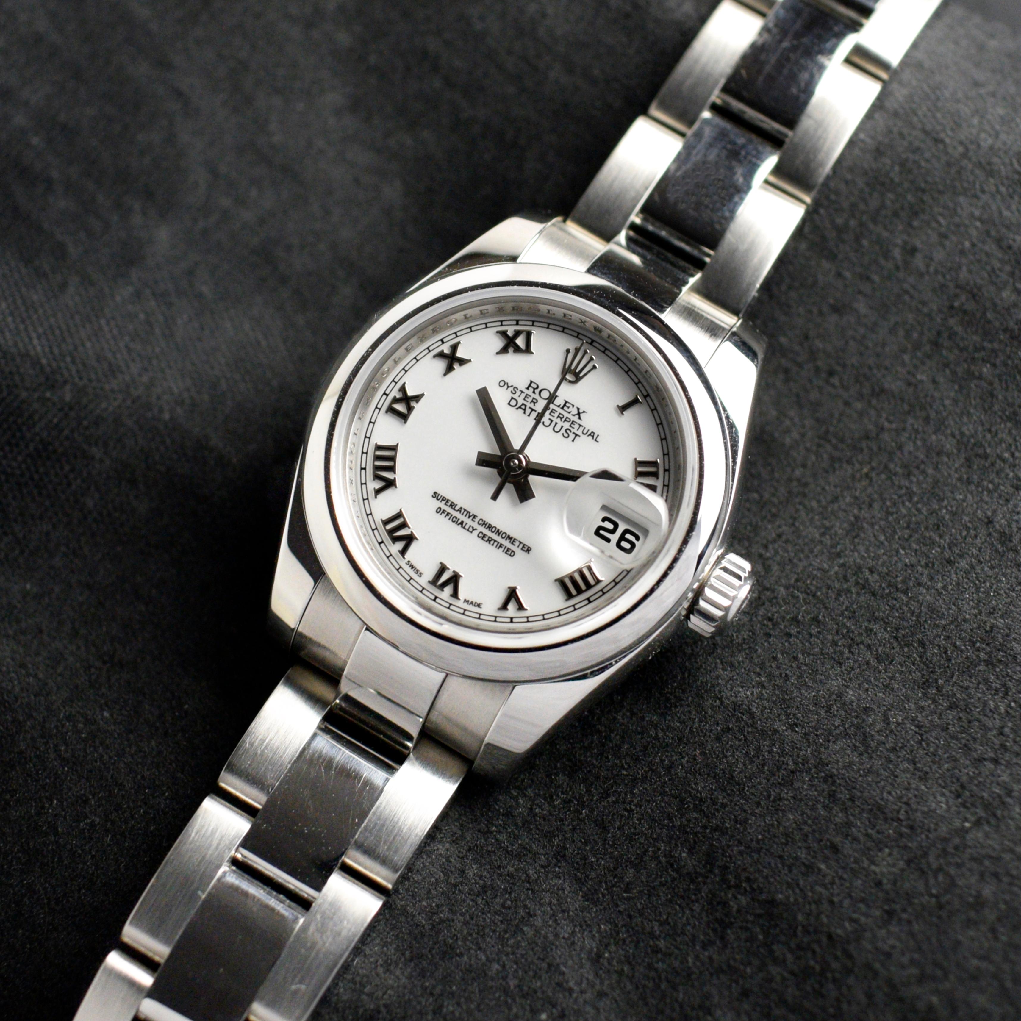 Marke: Rolex
Modell: 179160
Jahr: 2006
Seriennummer: Z7xxxxx
Referenz: C03792

Gehäuse: 26mm Edelstahlgehäuse ohne Krone; zeigt Gebrauchsspuren mit leichter Politur von früher

Zifferblatt: Exzellenter Zustand weißes Zifferblatt mit römischen