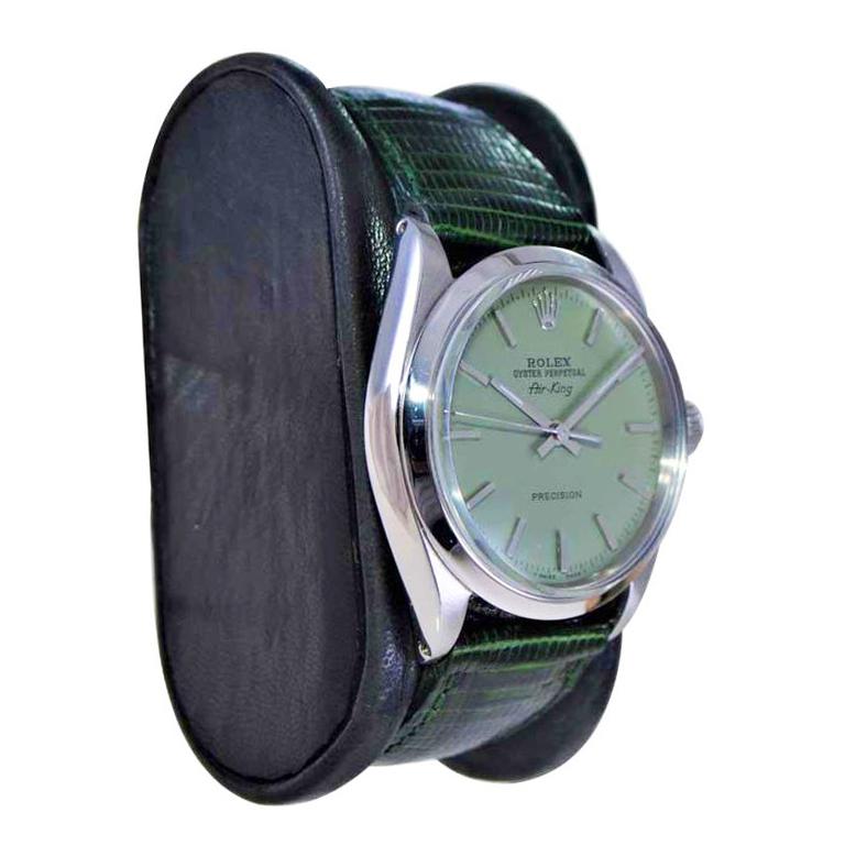 FABBRICA / CASA: Rolex Watch Company
STILE / RIFERIMENTO: Air King / Riferimento 5500
METALLO / MATERIALE: Acciaio inossidabile
CIRCA / ANNO: 1960
DIMENSIONI: 39 mm x 34 mm 
MOVIMENTO / CALIBRO: Carica perpetua / 26 Jewell / 5500-1002
Quadrante /