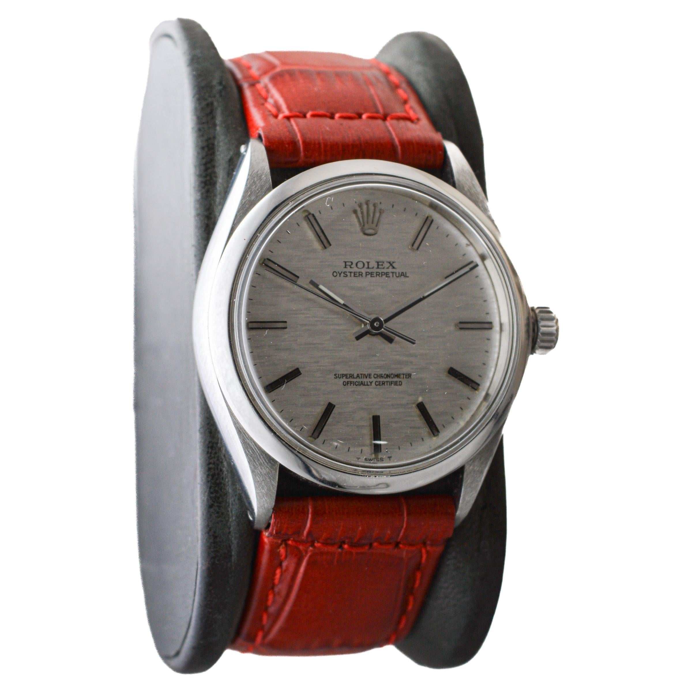 USINE / MAISON : Compagnie des montres Rolex
STYLE / RÉFÉRENCE : Oyster Perpetual / Référence 1002
METAL / MATERIAL : Acier inoxydable
CIRCA / ANNÉE : années 1970
DIMENSIONS / TAILLE : Longueur 39mm x Diamètre 34mm
MOUVEMENT / CALIBRE : Remontage