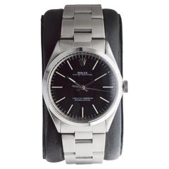 Rolex Oyster Perpetual en acier avec un cadran noir rare, datant approximativement des années 1960