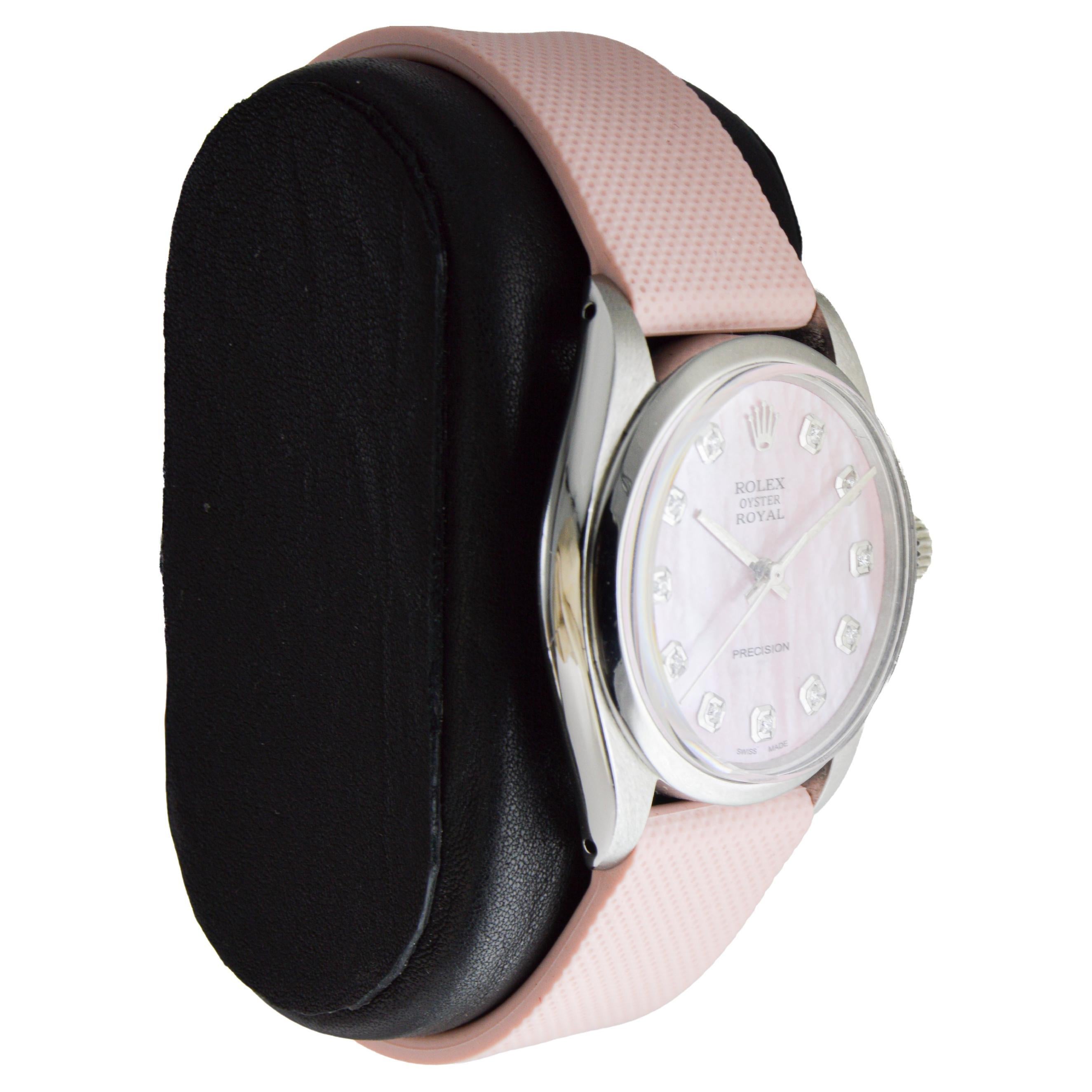 FABRIK / HAUS: Rolex Watch Company
STIL / REFERENZ: Oyster Royal / Referenz 6426
METALL / MATERIAL: Rostfreier Stahl
CIRCA / JAHR: 1960er Jahre
ABMESSUNGEN / GRÖSSE: Länge 41mm 