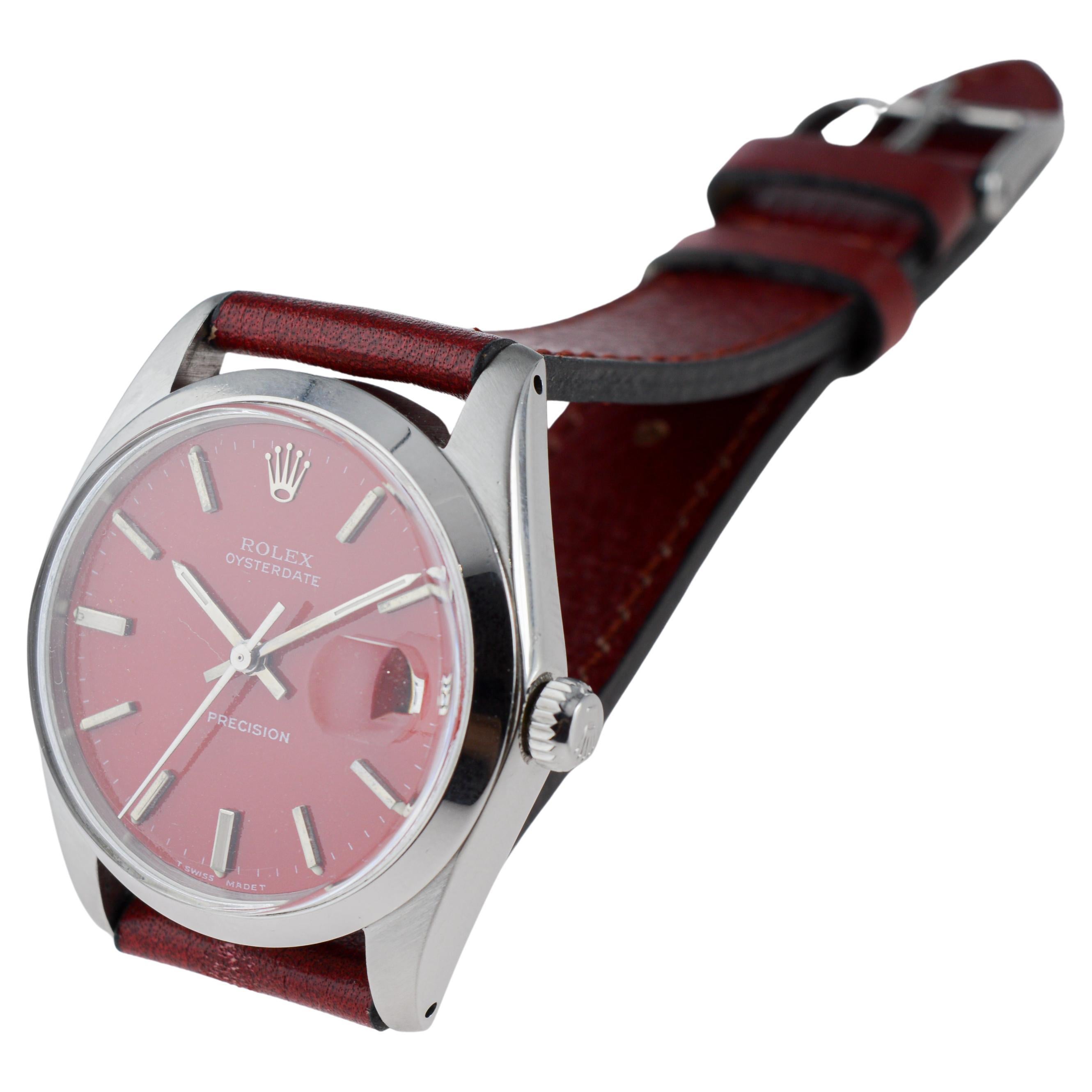 Rolex Oysterdate en acier avec cadran rouge unique circa, 1970's en vente 5