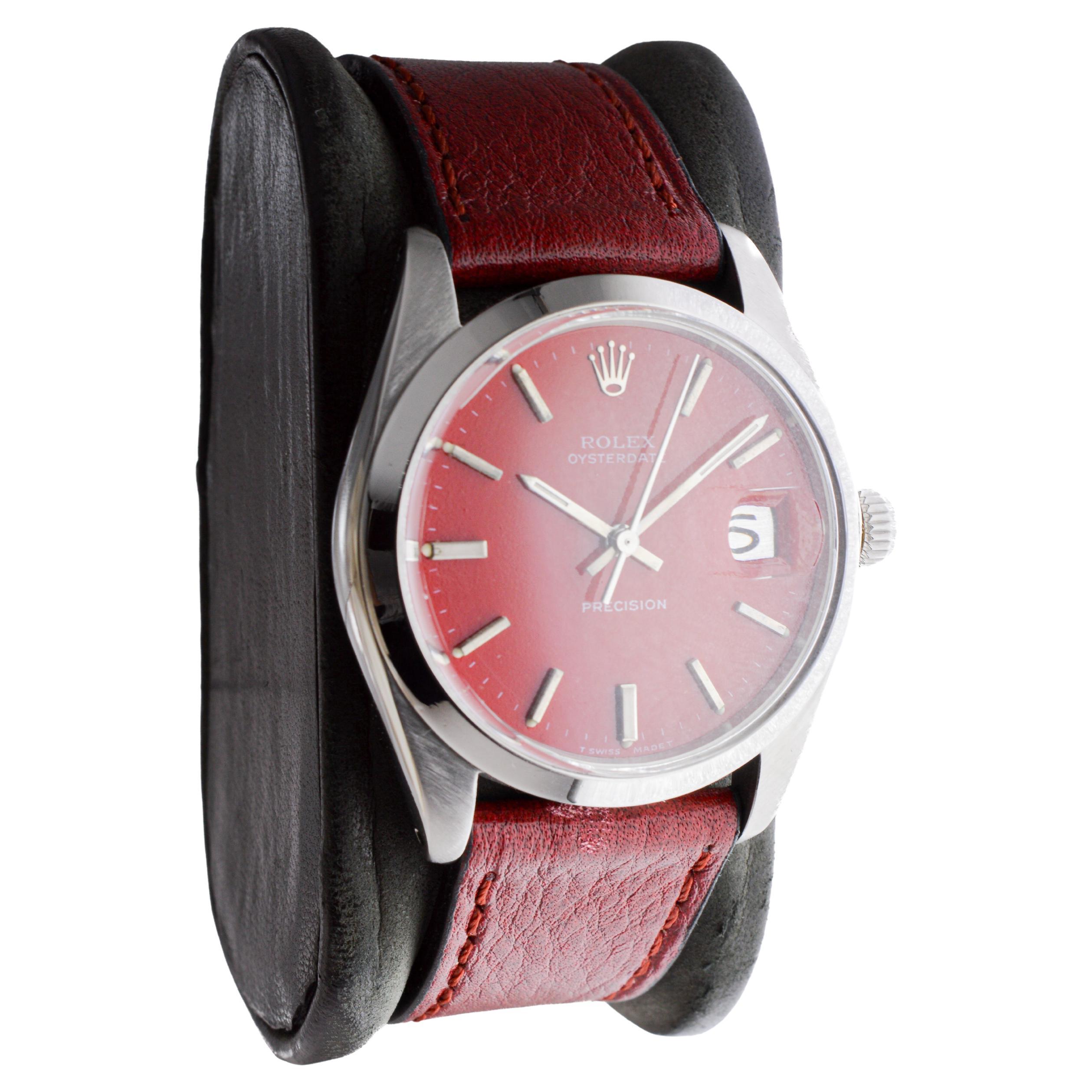 Moderne Rolex Oysterdate en acier avec cadran rouge unique circa, 1970's en vente