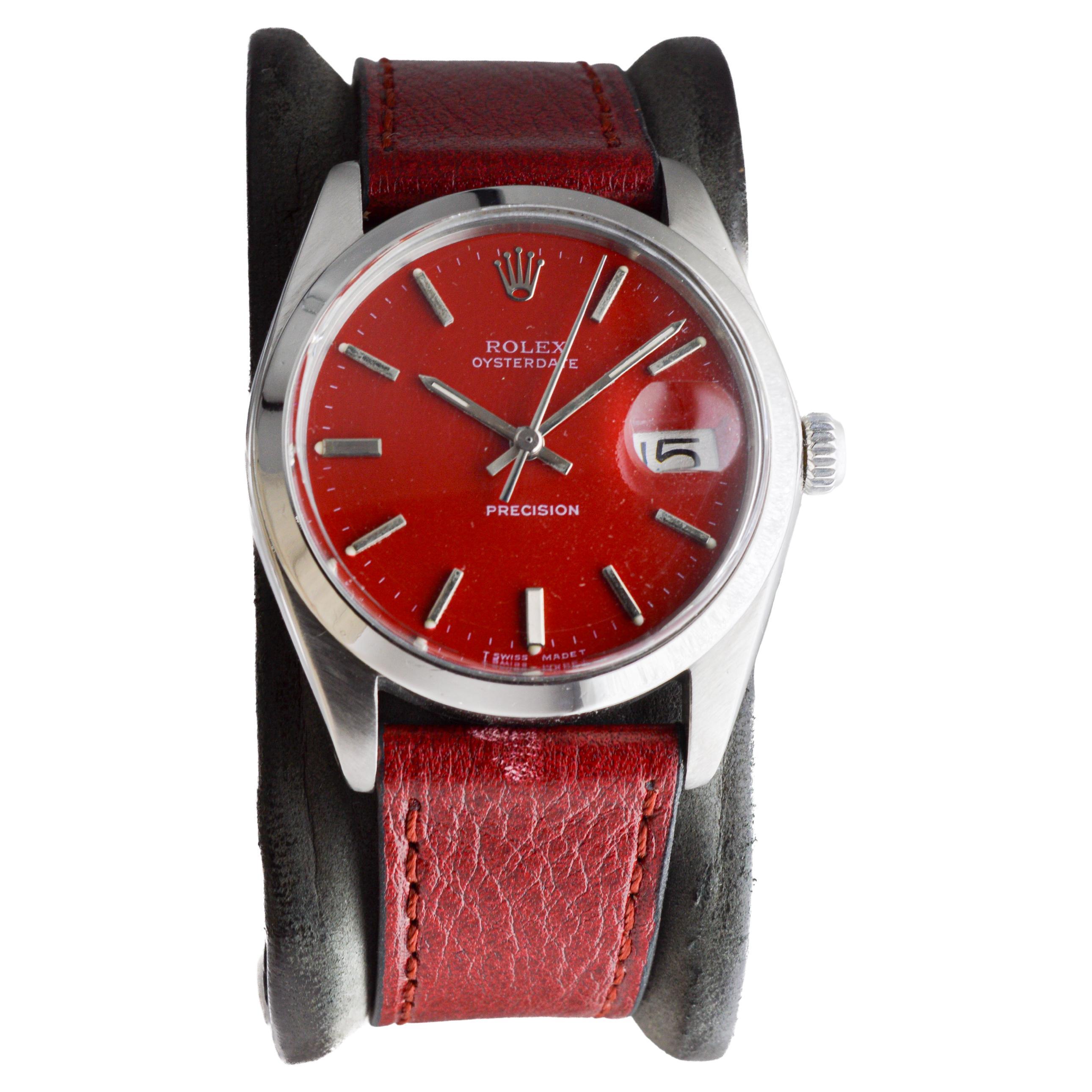 Rolex Oysterdate en acier avec cadran rouge unique circa, 1970's Excellent état - En vente à Long Beach, CA