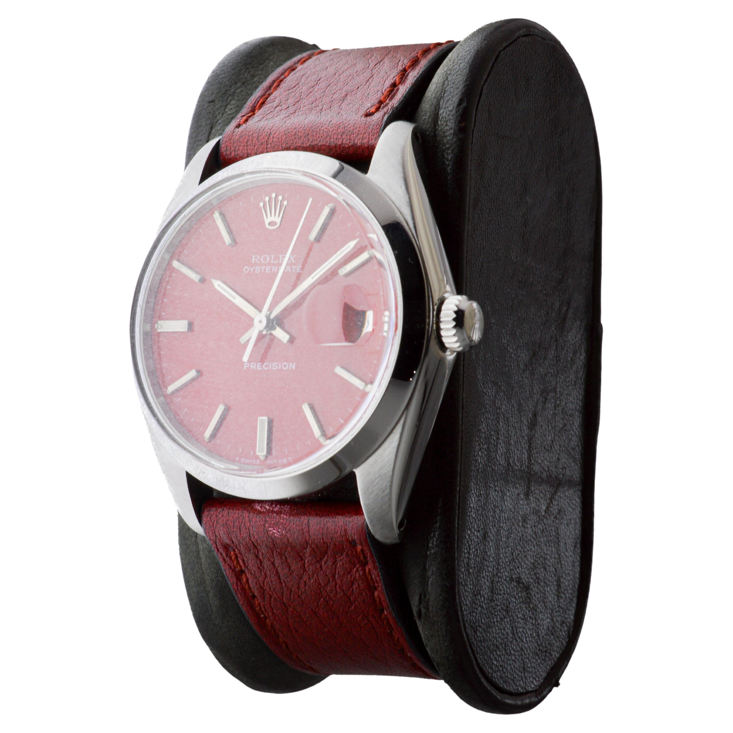 Rolex Oysterdate en acier avec cadran rouge unique circa, 1970's en vente 1