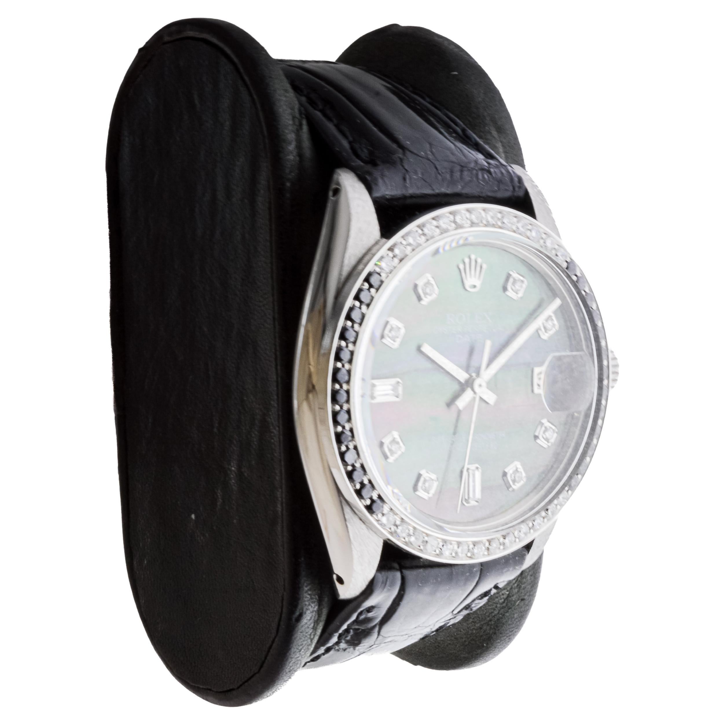 USINE / MAISON : Compagnie des montres Rolex
STYLE / RÉFÉRENCE : Oyster Perpetual Date / Référence 1500
METAL / MATERIAL : Acier inoxydable avec lunette personnalisée Diamants noirs et blancs
CIRCA / ANNÉE : années 1970
DIMENSIONS / TAILLE :