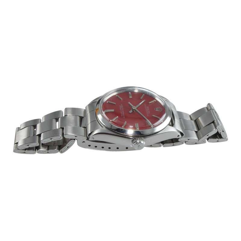 Rolex Montre en acier avec cadran rouge personnalisé et bracelet huîtres d'origine, milieu des années 1970 en vente 2