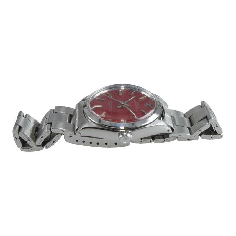 Rolex Montre en acier avec cadran rouge personnalisé et bracelet huîtres d'origine, milieu des années 1970 en vente 3