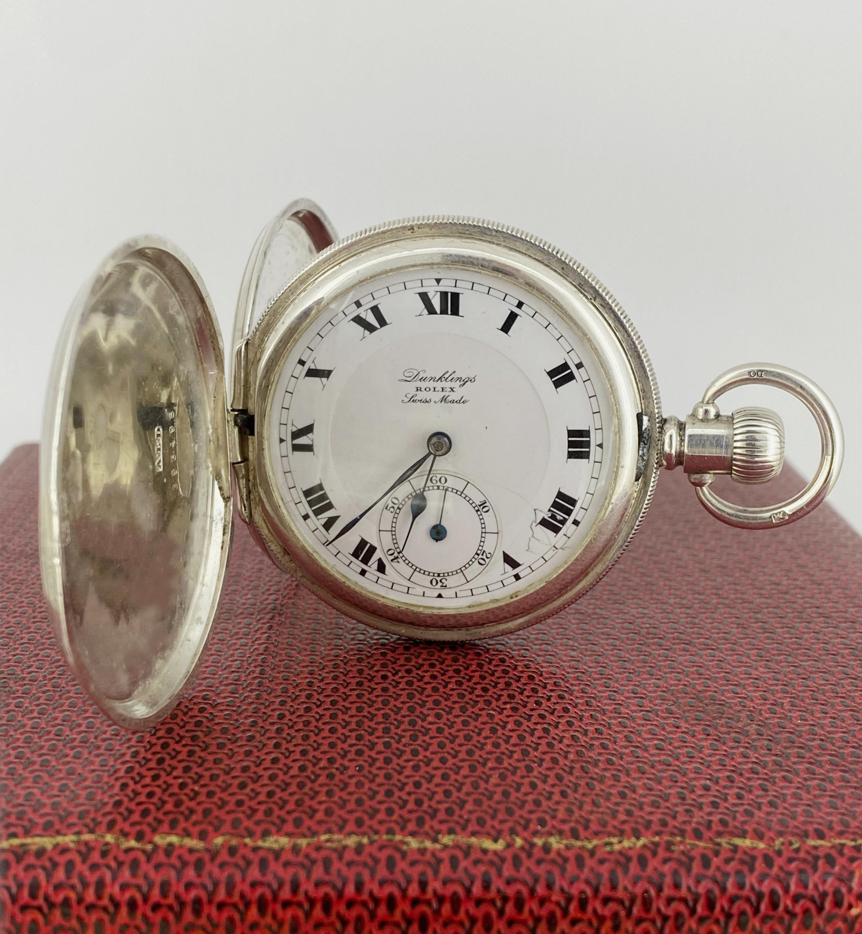 Schön, selten gesehen und sehr Collectional,
diese Rolex-Taschenuhr aus Sterlingsilber stammt aus der Zeit um 1920
Trotz seines Alters ist es in einem schönen Zustand und in ausgezeichneter Funktionstüchtigkeit 

Konzipiert als Doppeljäger, 
das