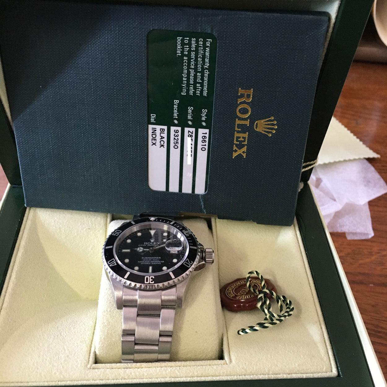 Rolex Submariner Black Dial
Condition - Mint, No dings, dents or scratches.
Model - 16610
Serial - Z
Case SIze - 40mm
Metal - Stainless steel
Dial Color- Black
Bezel - Black
Bracelet - Oyster , 7.5 Inches Wrist Size
Box- Yes Rolex Original
