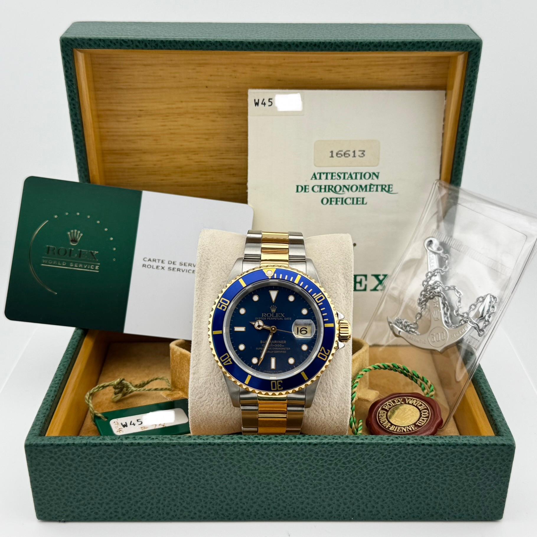 Rolex Submariner 16613 40mm Bleu 18k Gold Stainless Steel Box Paper Service Card en vente 7