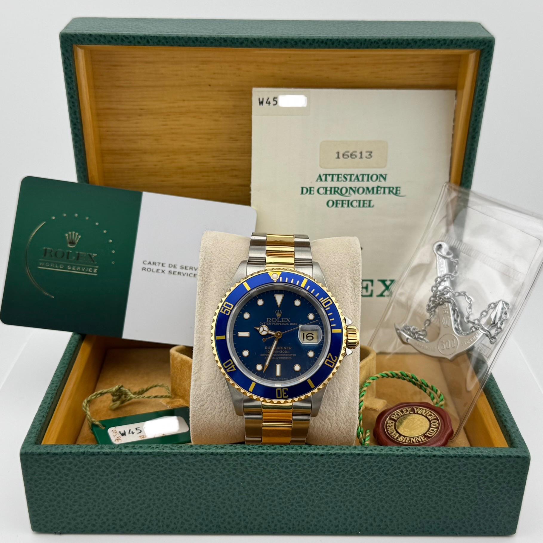 Numéro de style : 16613

Série : W45****

Année : 1995

Modèle : Rolex Submariner 

Matériau du boîtier : Acier inoxydable

Bracelet : or jaune 18k et acier inoxydable

Lunette : bleue

Cadran : Bleu

Visage : Cristal saphir

Taille du boîtier : 40