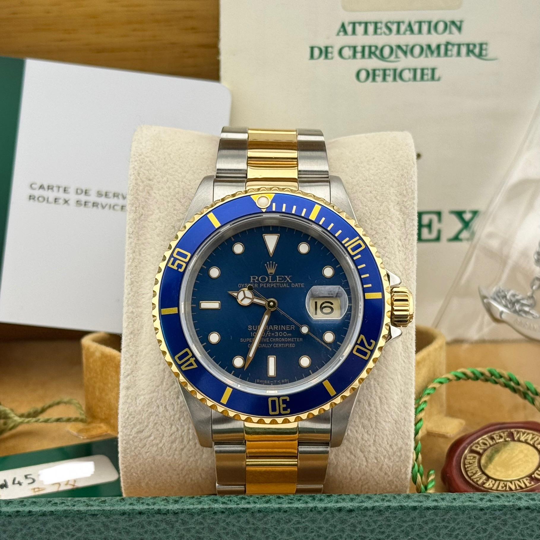 Rolex Submariner 16613 40mm Bleu 18k Gold Stainless Steel Box Paper Service Card Excellent état - En vente à San Diego, CA