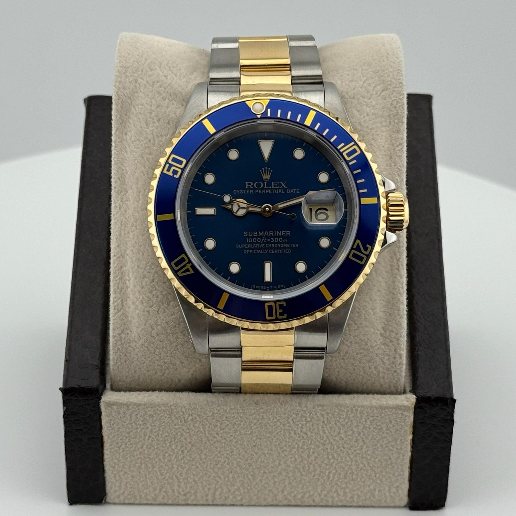 Rolex Submariner 16613 40mm Bleu 18k Gold Stainless Steel Box Paper Service Card Pour hommes en vente