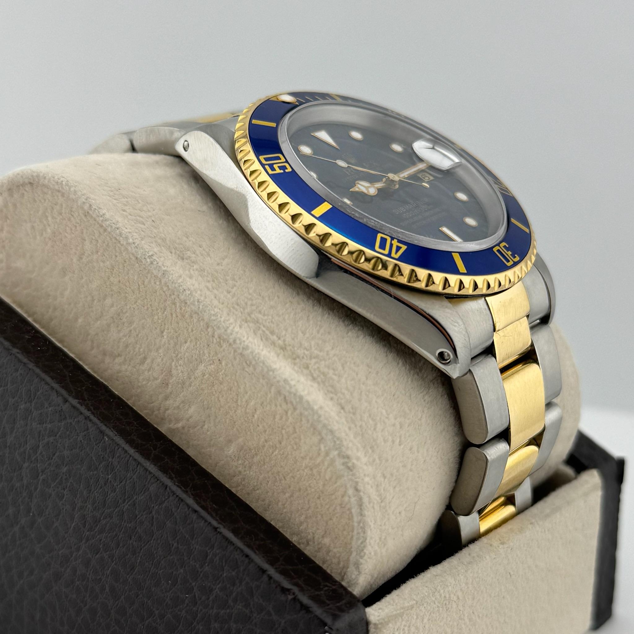 Rolex Submariner 16613 40mm Bleu 18k Gold Stainless Steel Box Paper Service Card en vente 2
