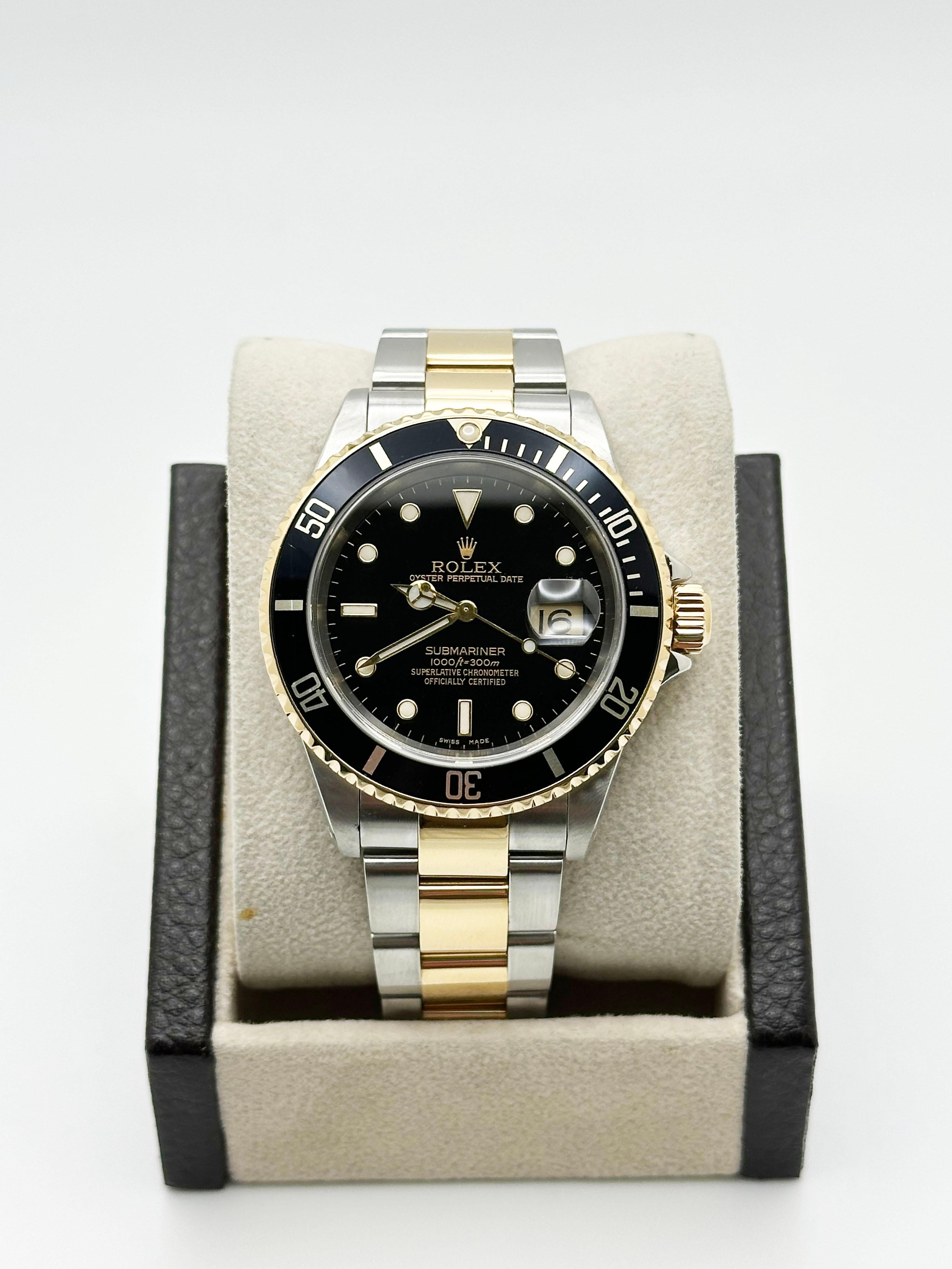 Numero di stile: 16613



Seriale: K908***



Anno: 2001

 

Model: Rolex Submariner 

 

Materiale della cassa: Acciaio inossidabile 

 

Fascia: oro giallo 18 carati e acciaio inossidabile 

  

Lunetta: nera 

  

Quadrante: nero 

 

Volto: