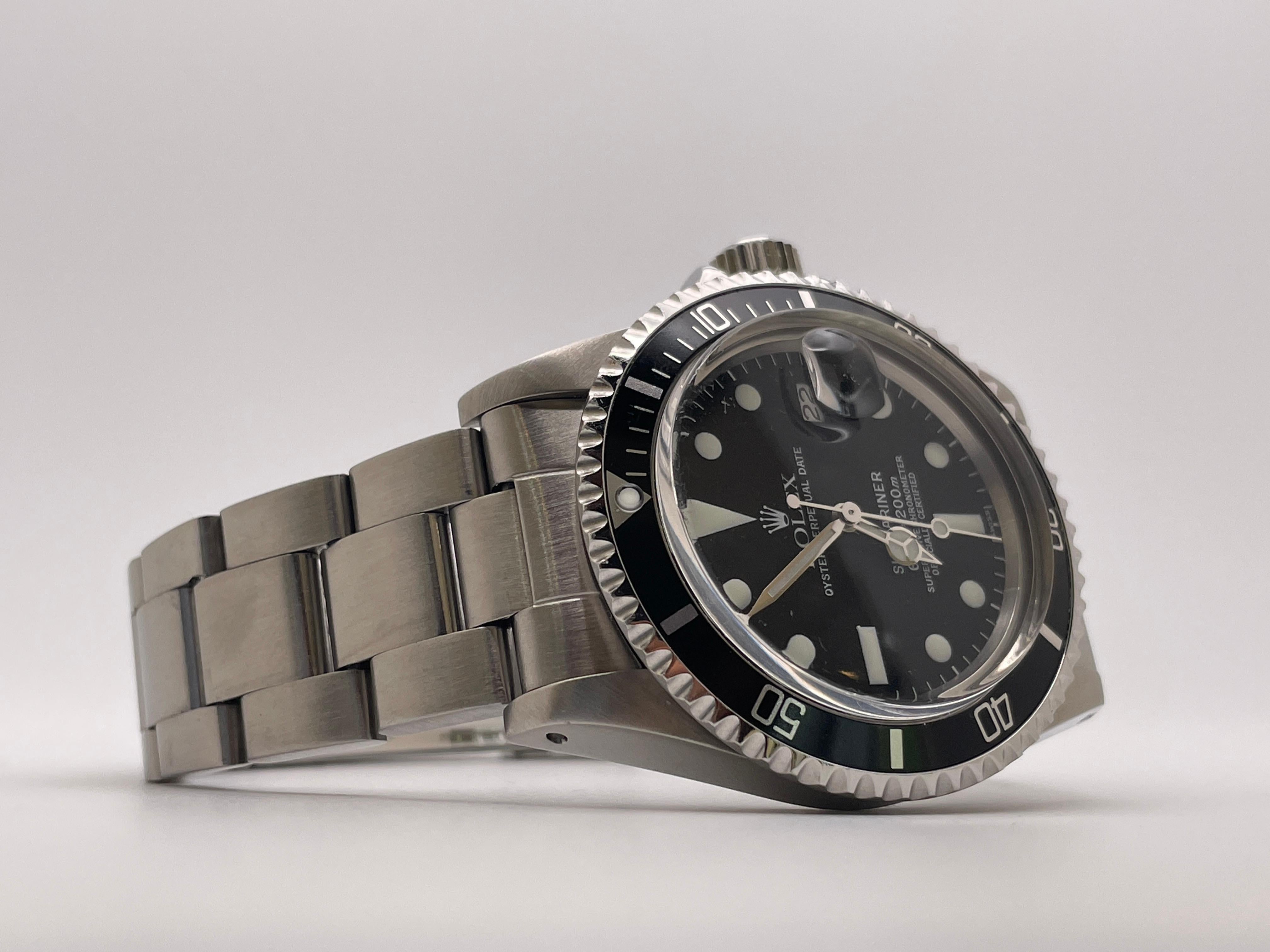 Eine originale schwarze Rolex Submariner (1680) aus den 1980er Jahren. Dieses prächtige Stück verfügt über ein tiefschwarzes Zifferblatt, ein Datumsfenster, eine drehbare Lünette, ein Automatikwerk und ein Oyster-Armband aus Edelstahl. Voll