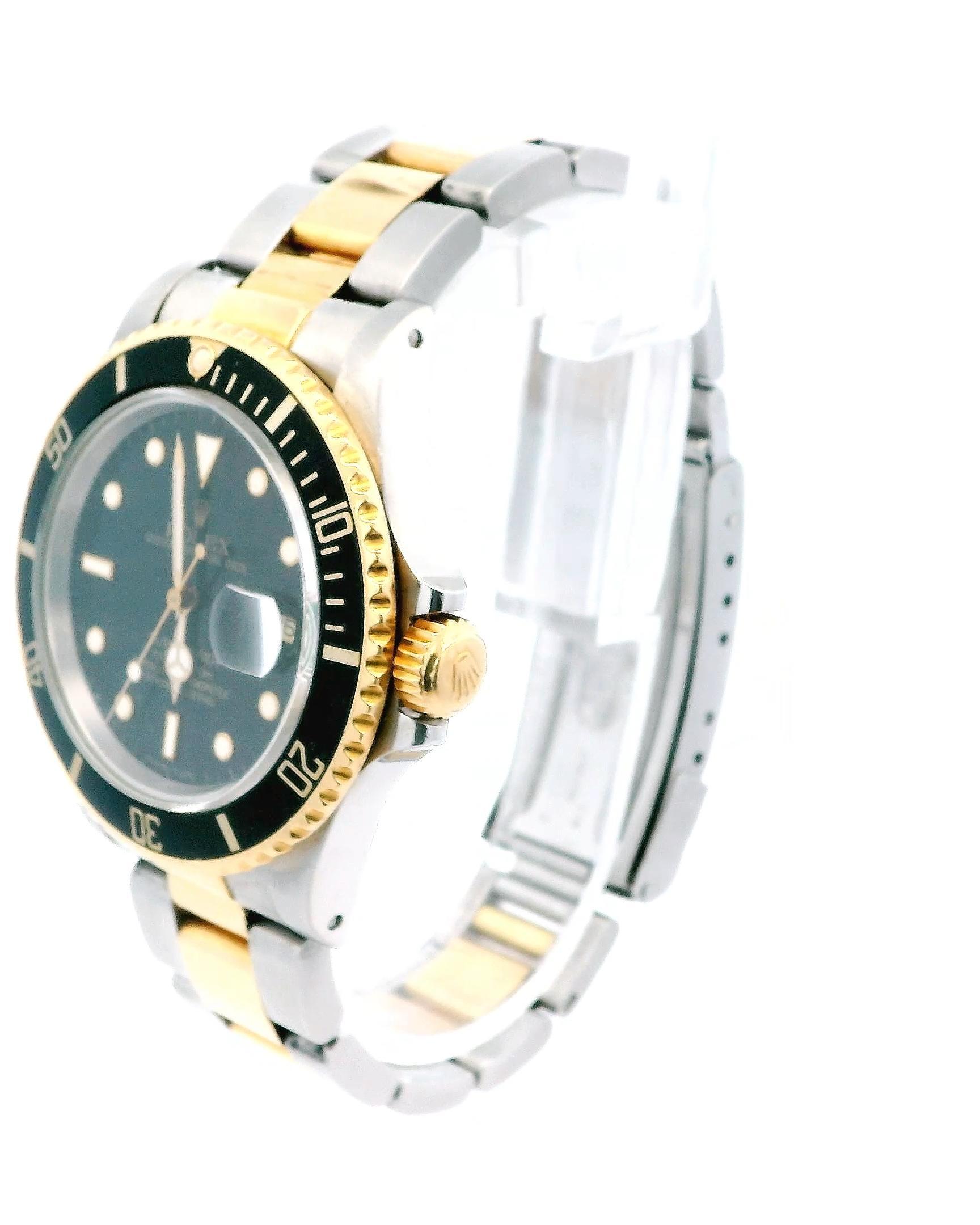 Rolex Submariner Acciaio Oro Giallo Quadrante Nero Orologio Uomo 16803. Movimento a carica automatica certificato ufficialmente come cronometro. Cassa oyster in acciaio e oro giallo 18 carati di 40,0 mm di diametro. Logo Rolex sulla corona.