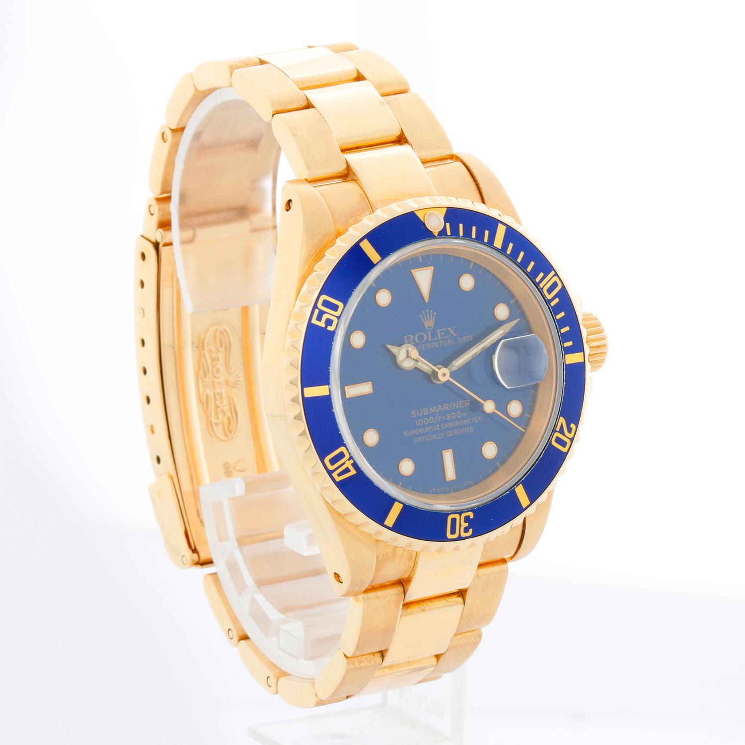 Orologio Rolex Submariner 18k Gold Uomo 16618 Quadrante Blu - Carica automatica, 31 Jewell, Quickset, vetro zaffiro. Cassa in oro giallo 18k con lunetta girevole con inserto blu (diametro 40 mm). Quadrante blu. Bracciale Oyster in oro giallo 18