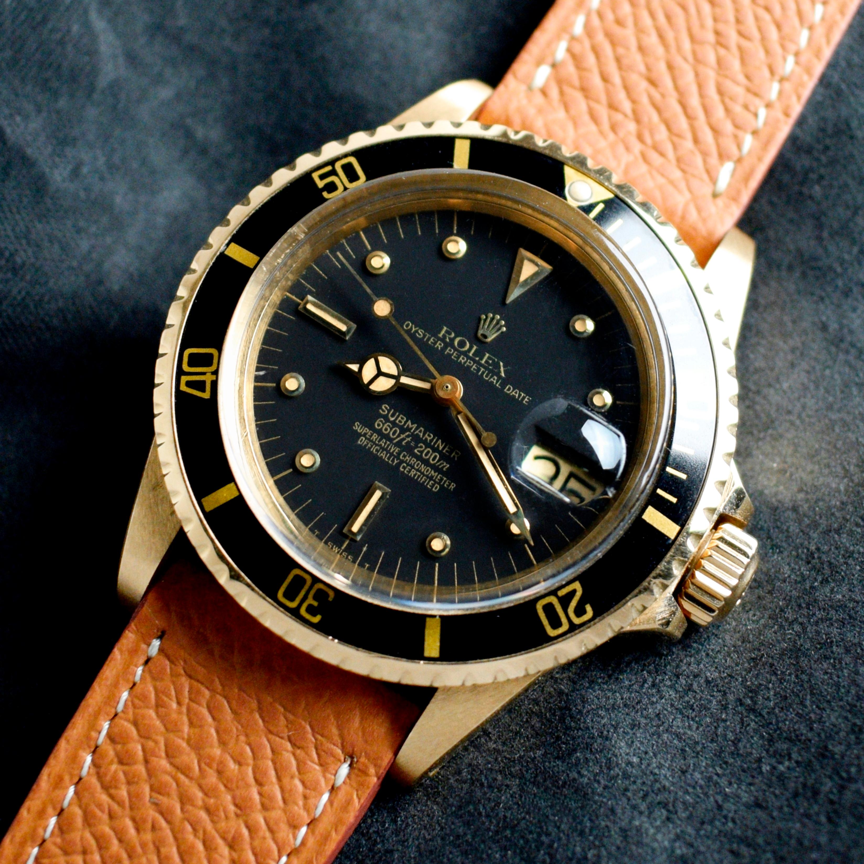 Marque : Vintage Rolex
Modèle : 1680
Année : 1978
Numéro de série : 57xxxxx
Référence : C03766

Boîtier : Montre des signes d'usure avec un léger polissage antérieur ; le fond du boîtier est estampillé 1680.

Cadran : Excellent cadran tritium