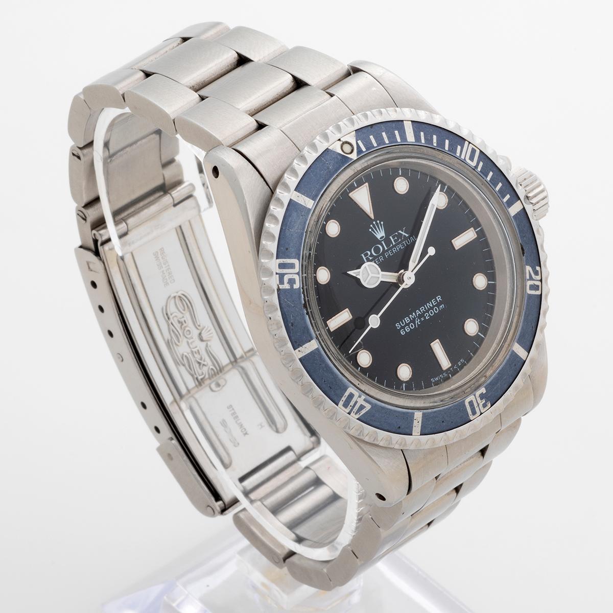 Nuestro Rolex Submariner vintage y con historia única sin fecha / sin fecha, referencia 5513, presenta una caja de acero inoxidable de 40 mm con brazalete de acero inoxidable que incluye extensión para submarinistas. Destaca la maravillosa esfera