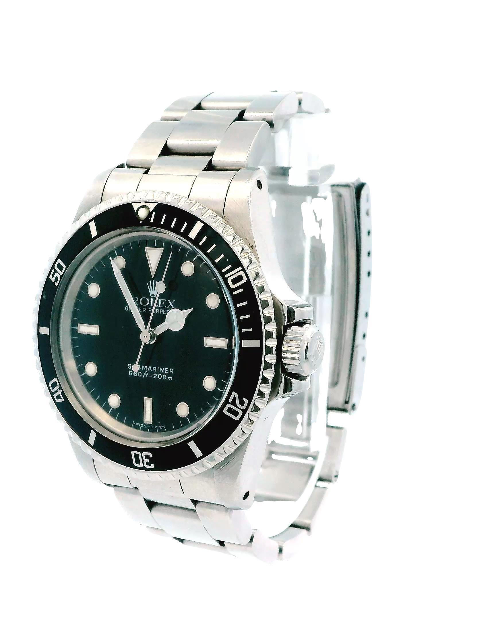 Rolex Oyster Perpetual Date Submariner 5513 Men's Watch. This timepiece features a 40mm stainless steel case and a bi-directional rotating stainless steel bezel with a black aluminum insert. The black dial is equipped with serviced stainless steel